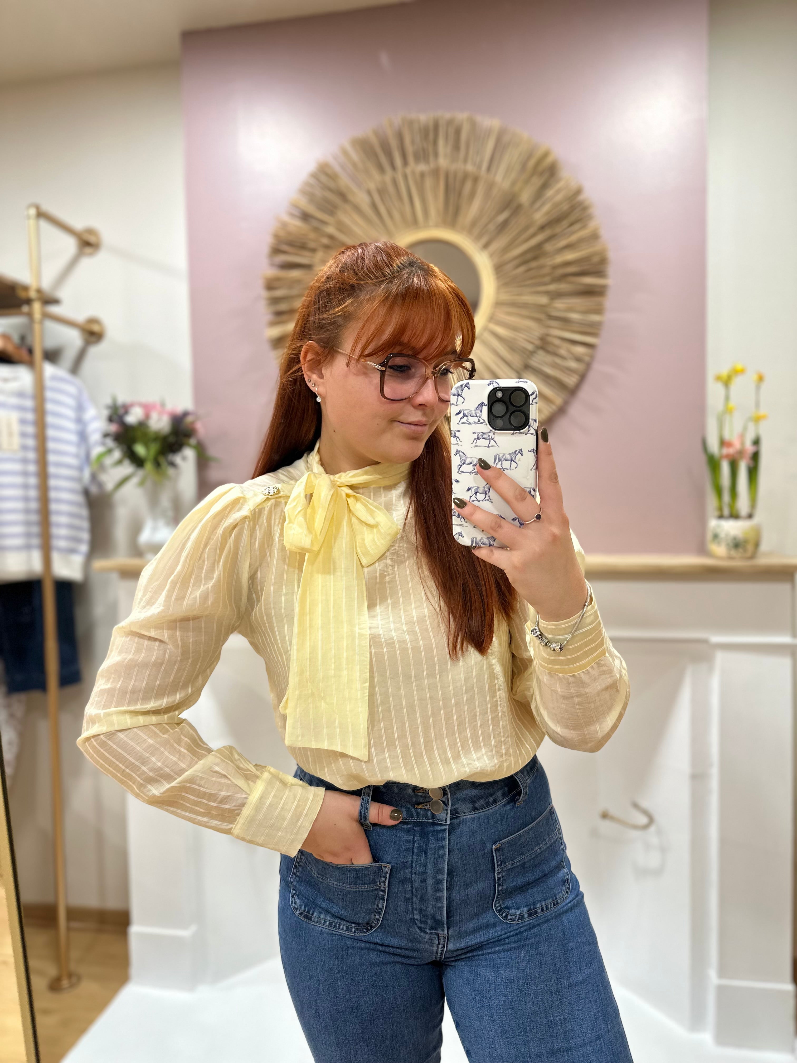 Blouse jaune pâle à fines rayures blanches femme – Lavallière & boutons dorés – Amy and Clo – Miss Caprice