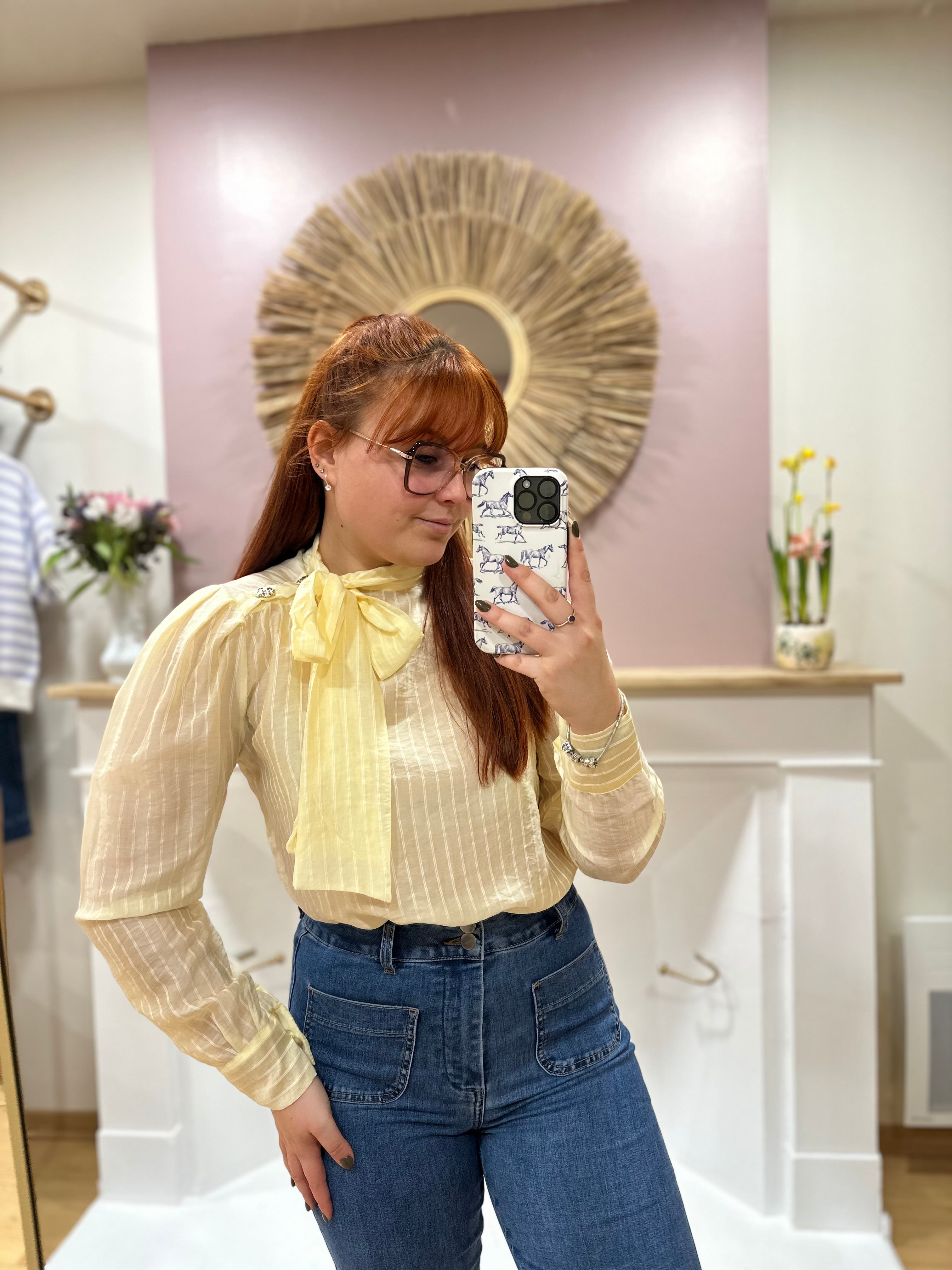 Blouse jaune pâle à fines rayures blanches femme – Lavallière & boutons dorés – Amy and Clo – Miss Caprice
