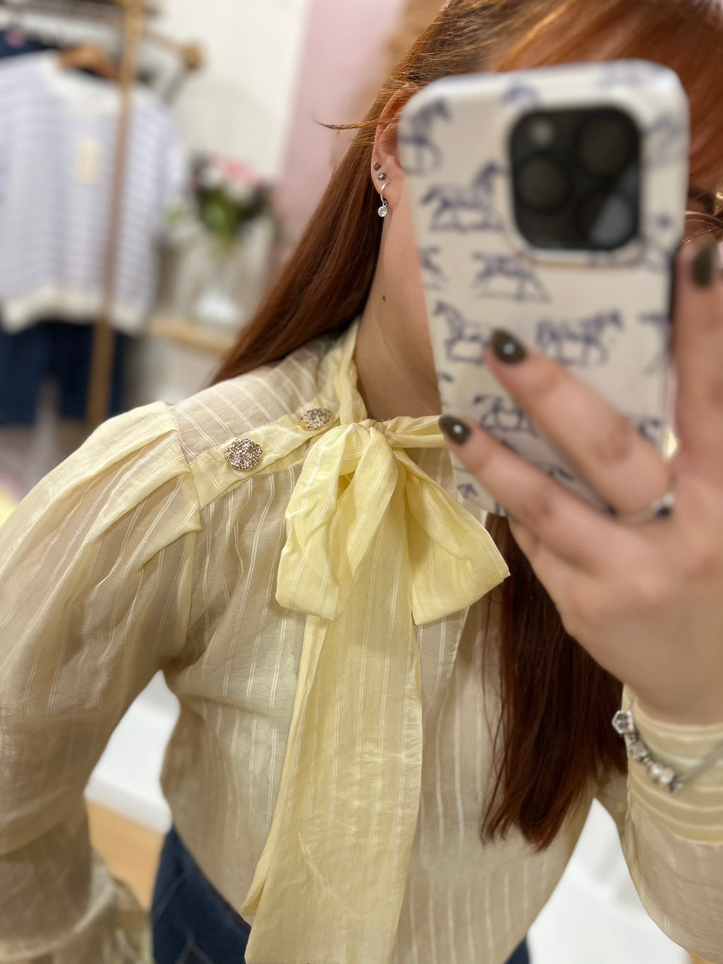 Blouse jaune pâle à fines rayures blanches femme – Lavallière & boutons dorés – Amy and Clo – Miss Caprice