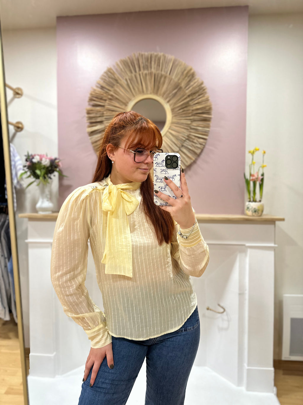 Blouse jaune pâle à fines rayures blanches femme – Lavallière & boutons dorés – Amy and Clo – Miss Caprice