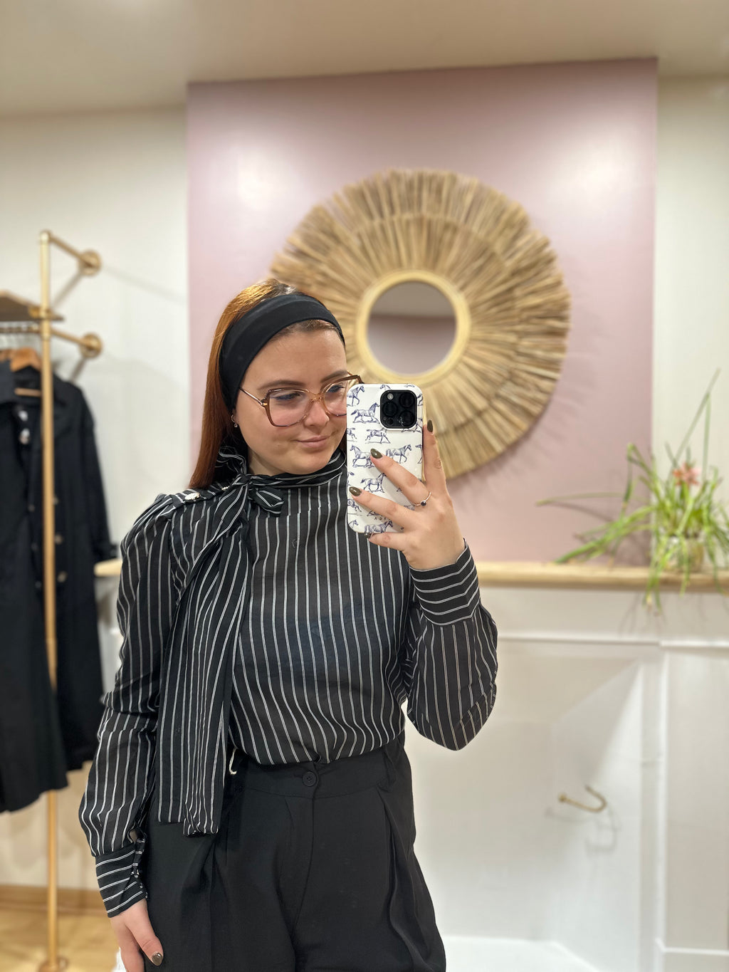 Blouse noire femme – Fines rayures blanches – Col lavalière avec nœud – Boutons dorés – Amy & Clo – Miss Caprice