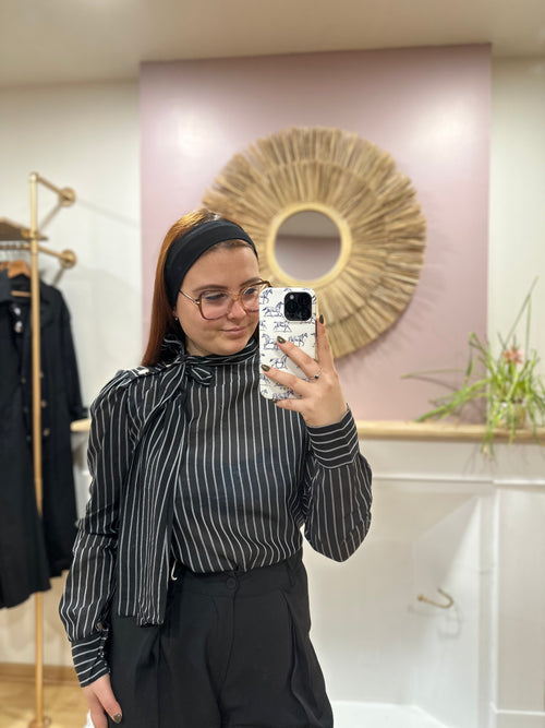 Blouse noire femme – Fines rayures blanches – Col lavalière avec nœud – Boutons dorés – Amy & Clo – Miss Caprice