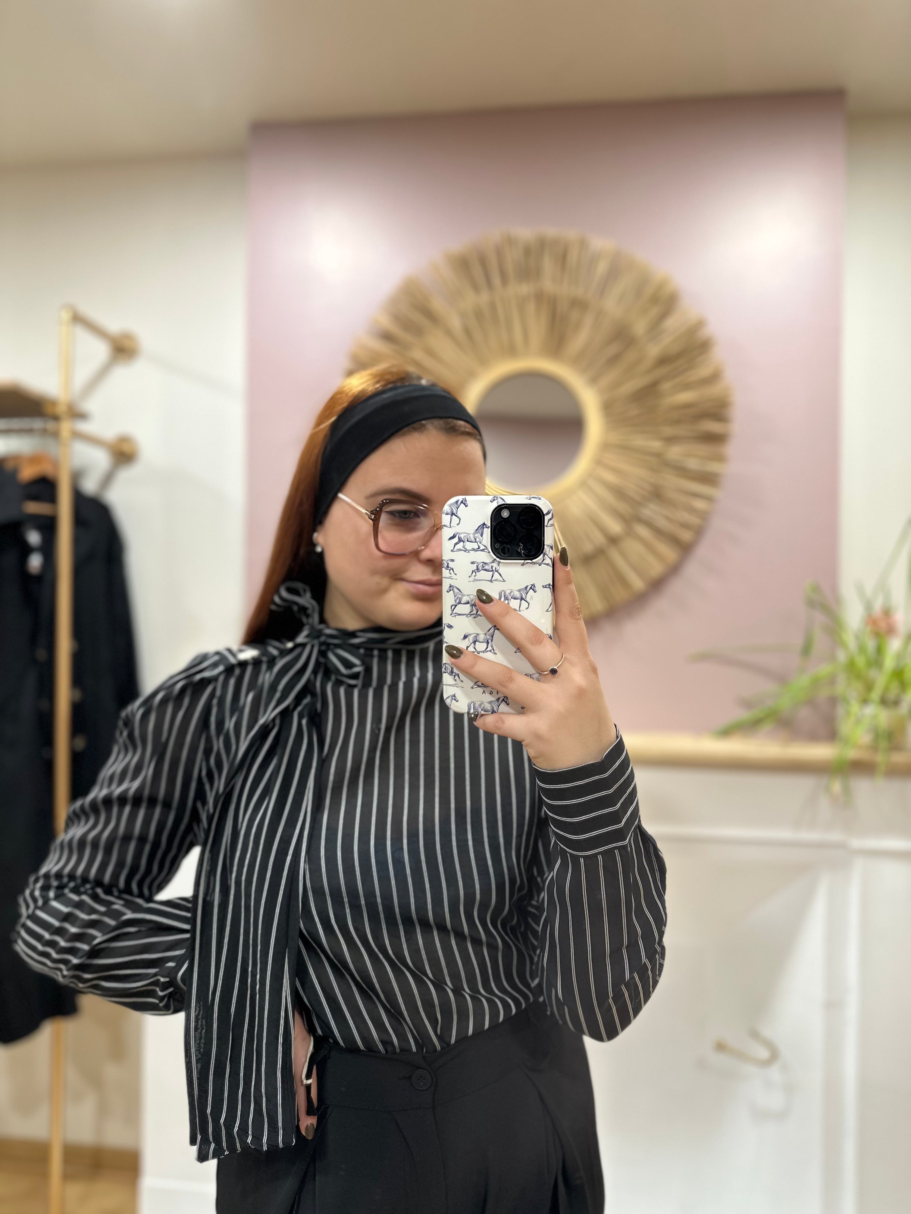 Blouse noire femme – Fines rayures blanches – Col lavalière avec nœud – Boutons dorés – Amy & Clo – Miss Caprice