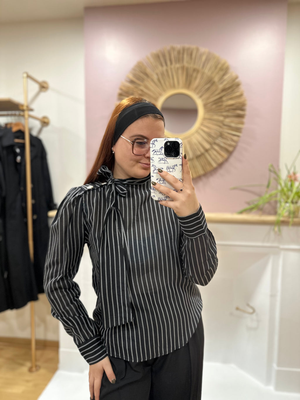 Blouse noire femme – Fines rayures blanches – Col lavalière avec nœud – Boutons dorés – Amy & Clo – Miss Caprice