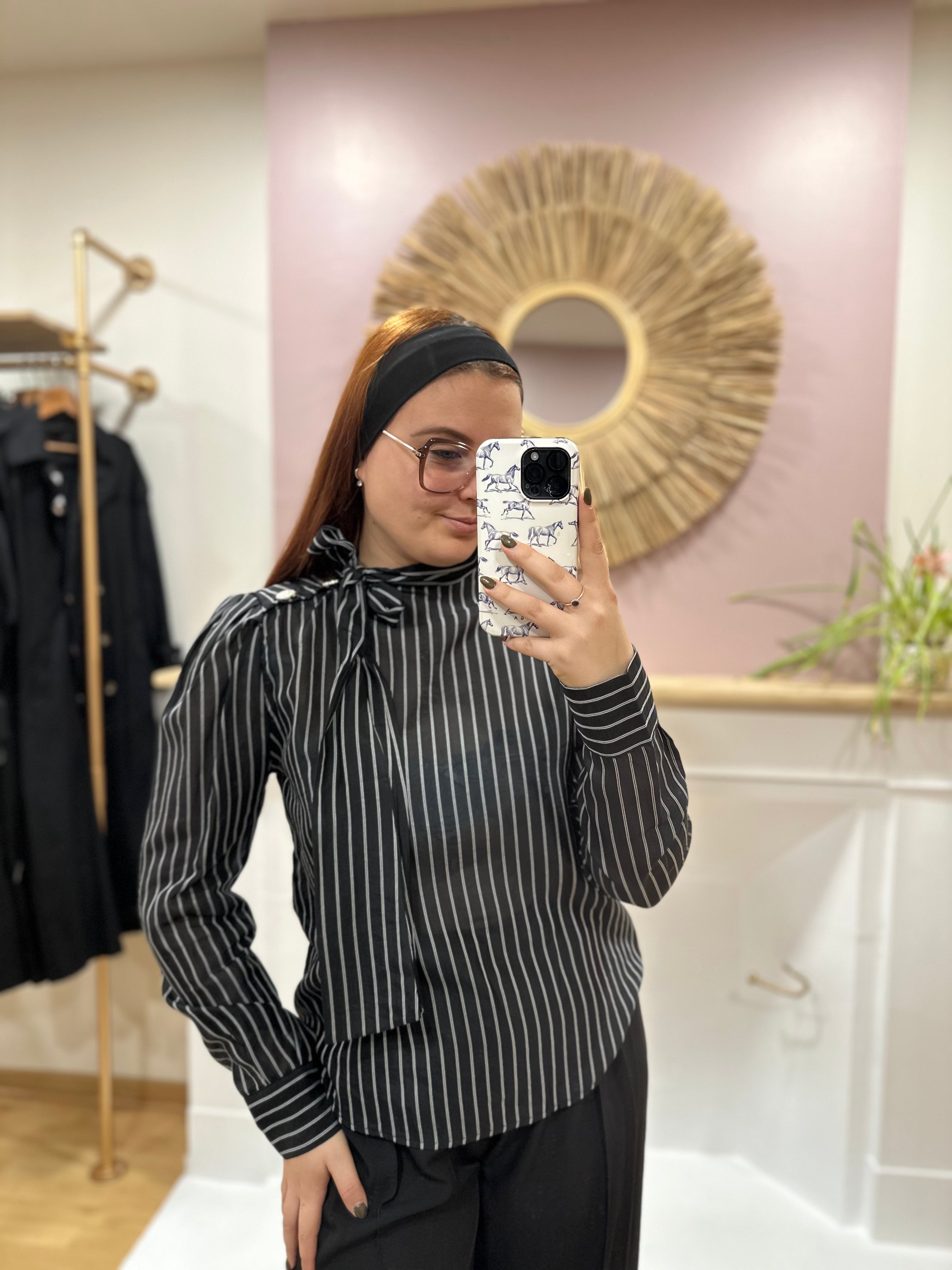 Blouse noire femme – Fines rayures blanches – Col lavalière avec nœud – Boutons dorés – Amy & Clo – Miss Caprice