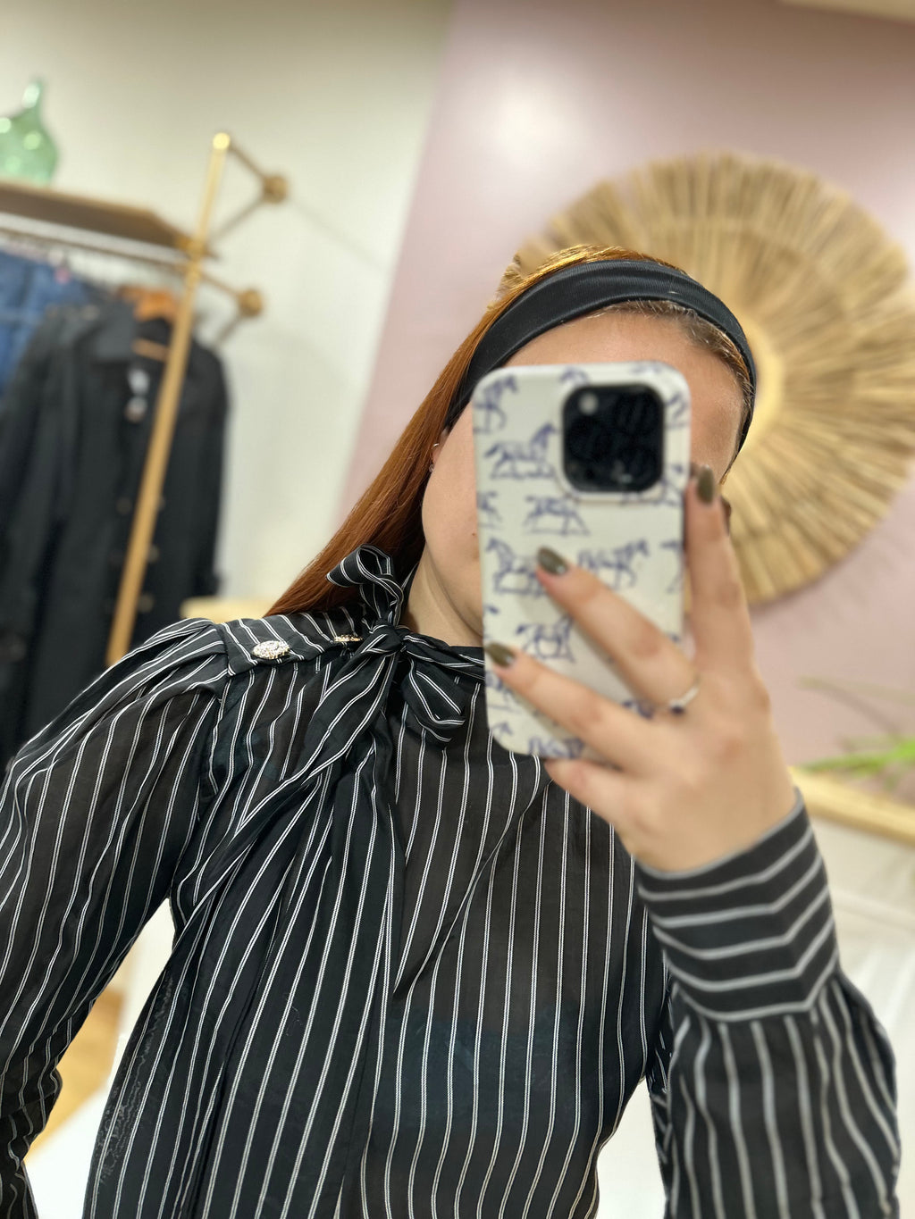 Blouse noire femme – Fines rayures blanches – Col lavalière avec nœud – Boutons dorés – Amy & Clo – Miss Caprice