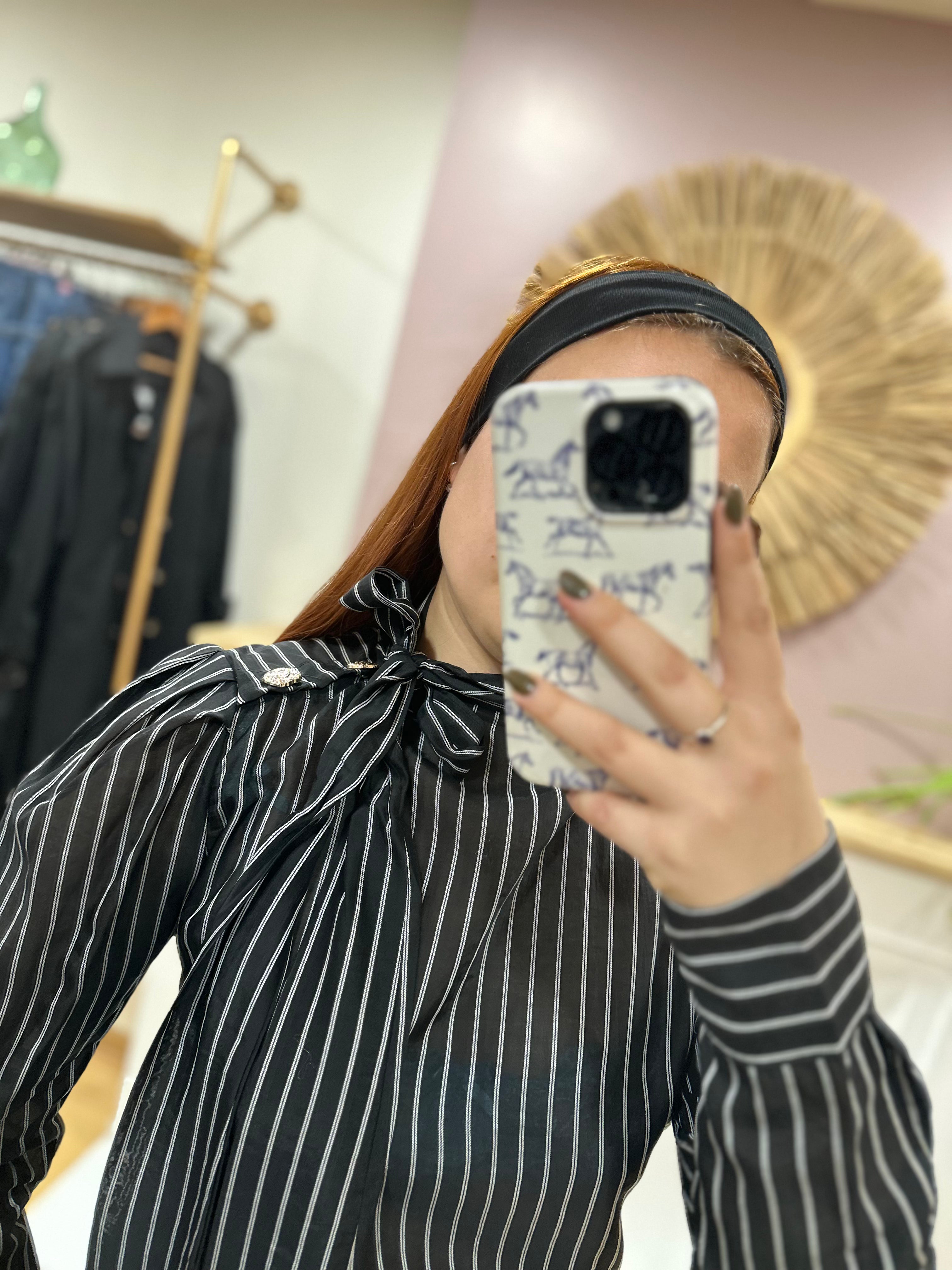Blouse noire femme – Fines rayures blanches – Col lavalière avec nœud – Boutons dorés – Amy & Clo – Miss Caprice