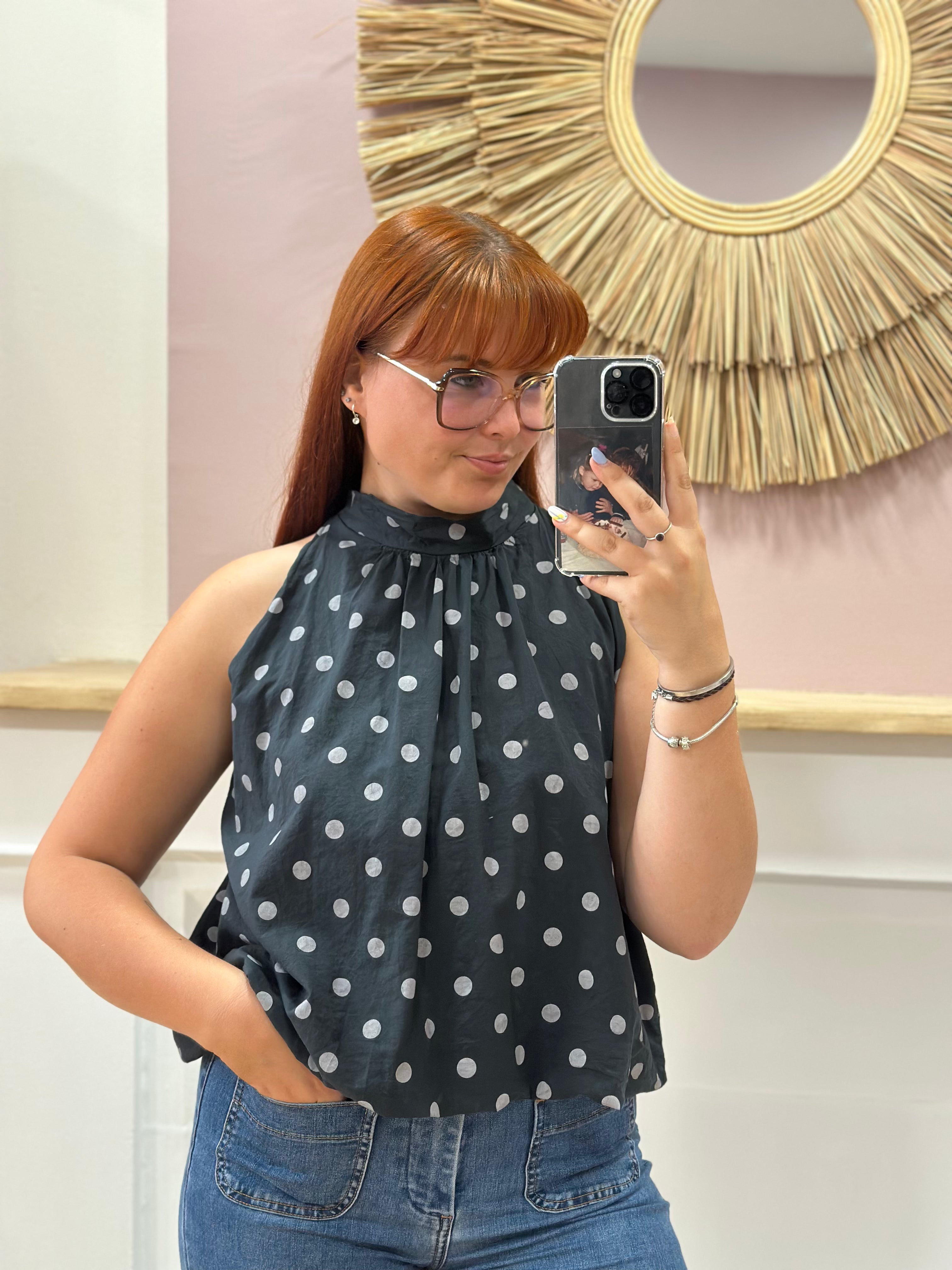 Blouse noire femme sans manches à motif Polka Dot blanc, doublée avec nœud dans le dos – Issyma Made in Italy – Miss Caprice