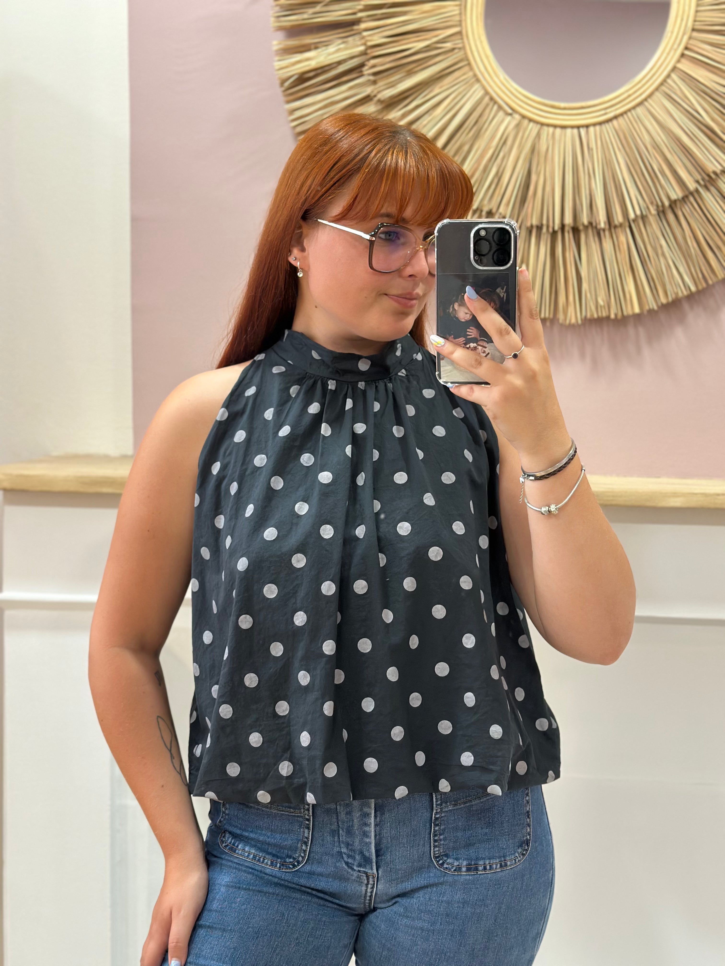 Blouse noire femme sans manches à motif Polka Dot blanc, doublée avec nœud dans le dos – Issyma Made in Italy – Miss Caprice