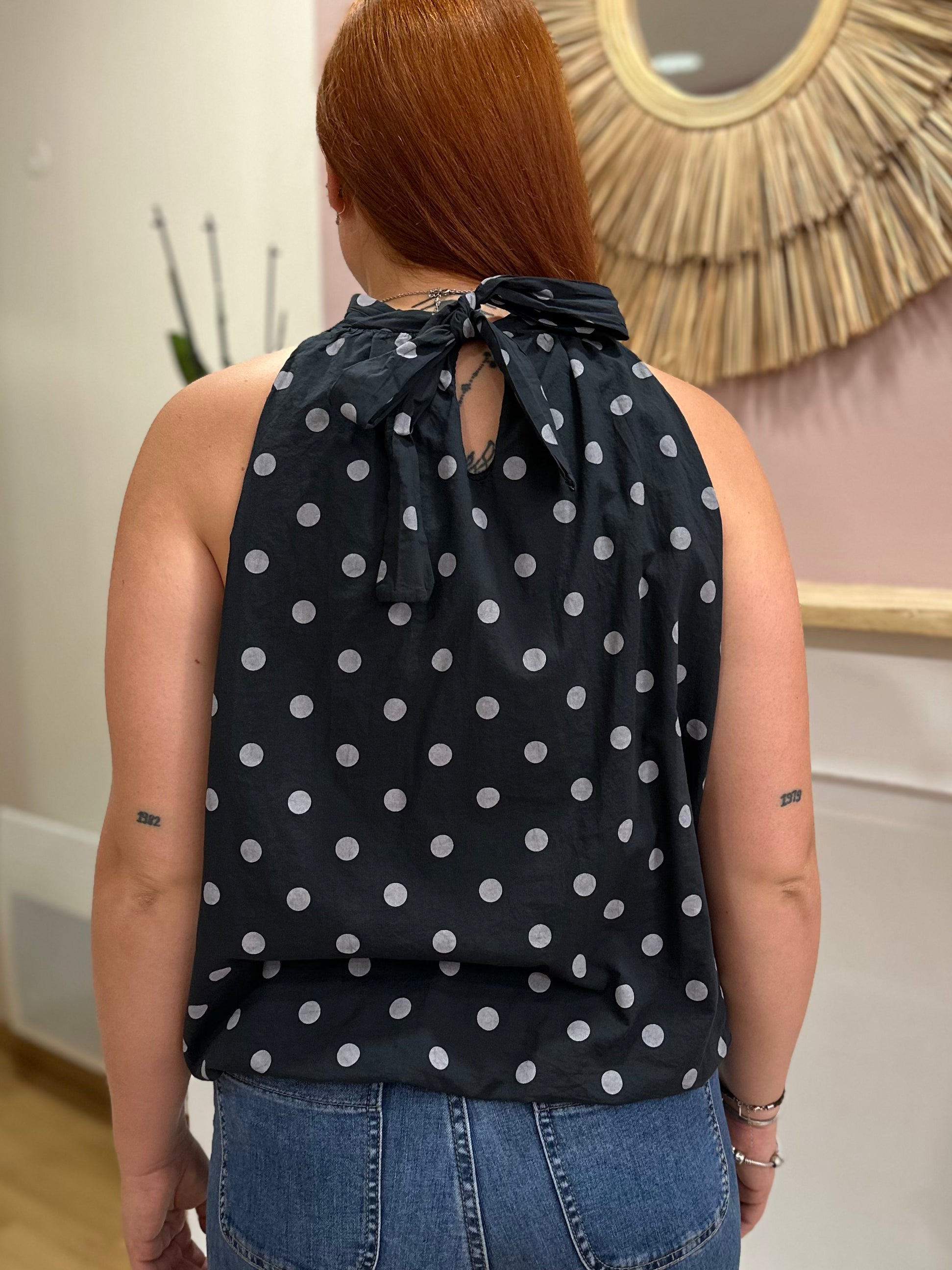Blouse noire femme sans manches à motif Polka Dot blanc, doublée avec nœud dans le dos – Issyma Made in Italy – Miss Caprice