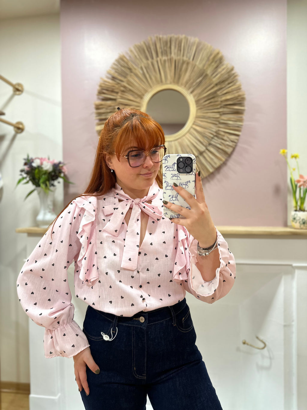 Blouse rose clair à petits cœurs noirs femme – Estée – Miss Caprice