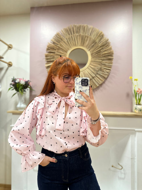 Blouse rose clair à petits cœurs noirs femme – Estée – Miss Caprice