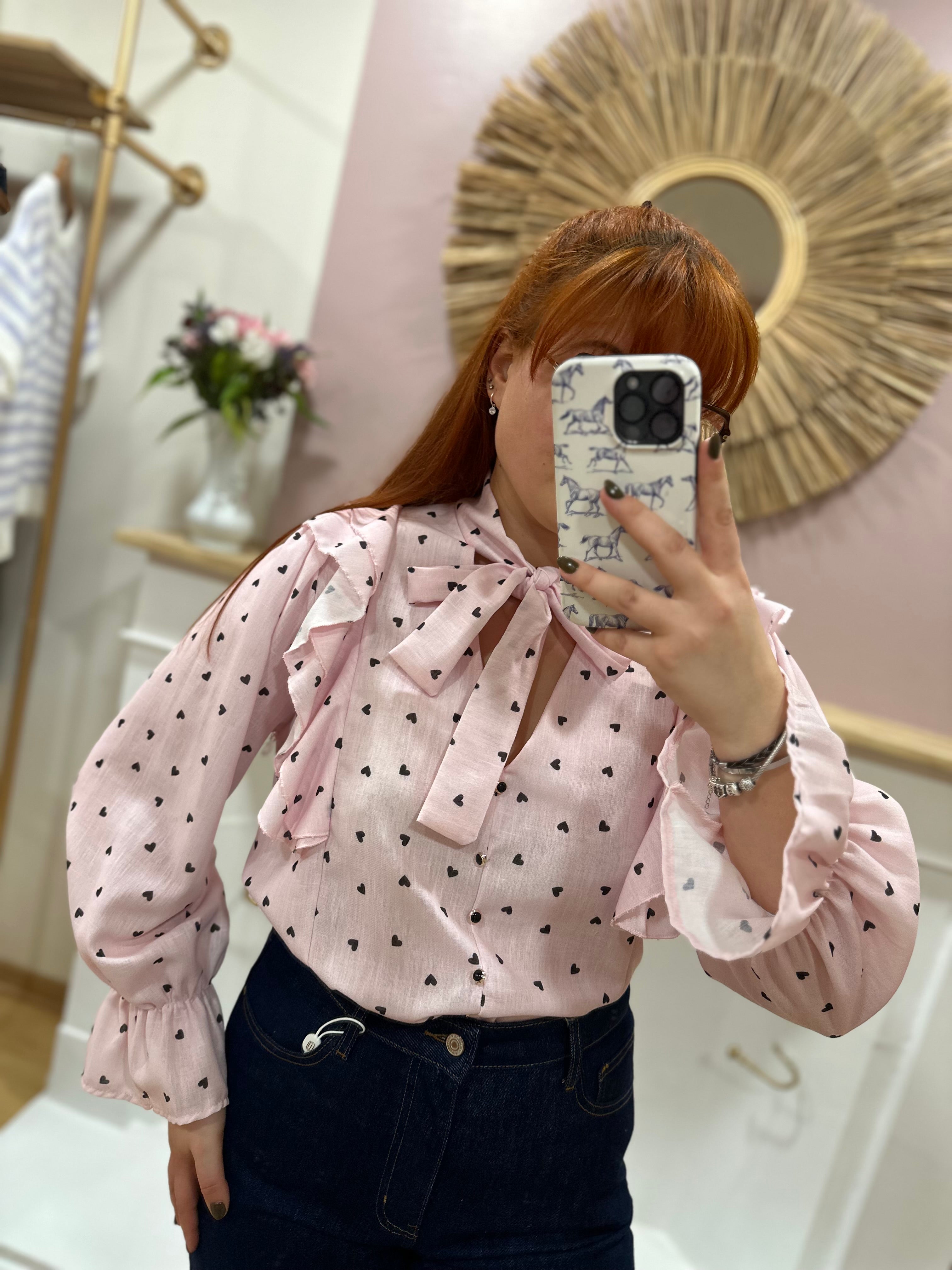 Blouse rose clair à petits cœurs noirs femme – Estée – Miss Caprice