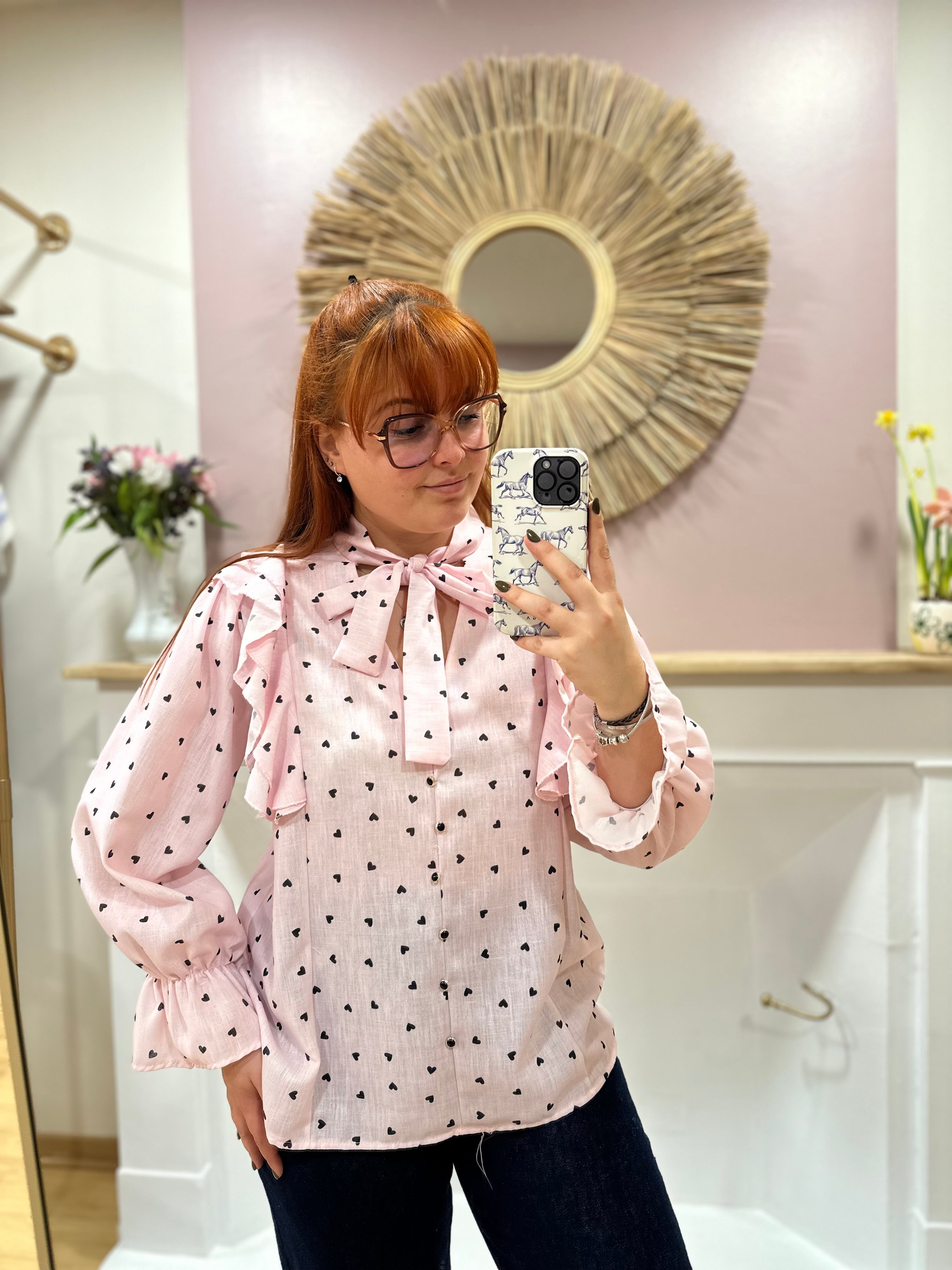 Blouse rose clair à petits cœurs noirs femme – Estée – Miss Caprice