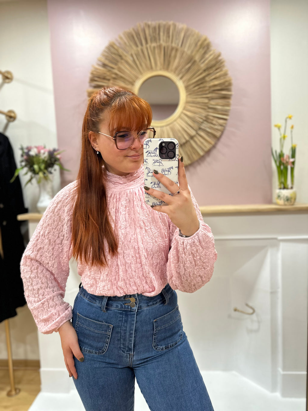 Blouse femme rose pâle à dentelle manches longues – Amy and Clo – Miss Caprice