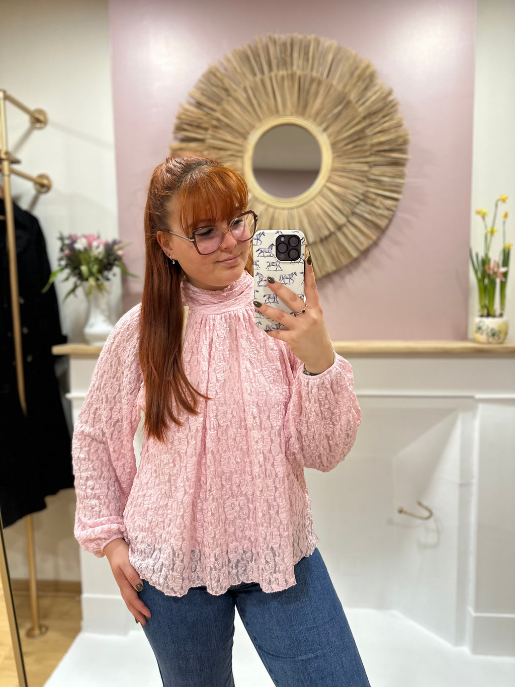 Blouse femme rose pâle à dentelle manches longues – Amy and Clo – Miss Caprice