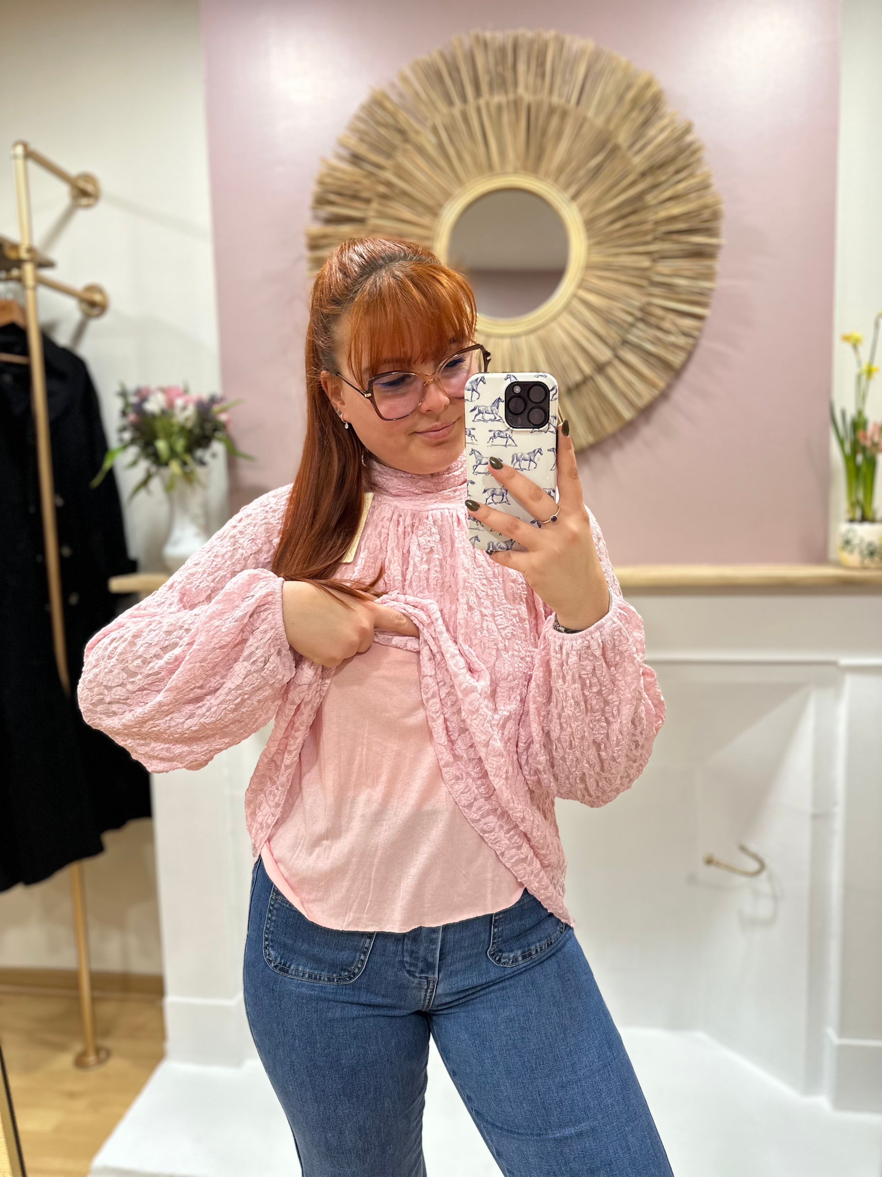 Blouse femme rose pâle à dentelle manches longues – Amy and Clo – Miss Caprice