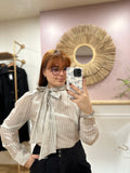Blouse femme taupe à fines rayures blanches col noeud – Amy & Clo – Miss Caprice