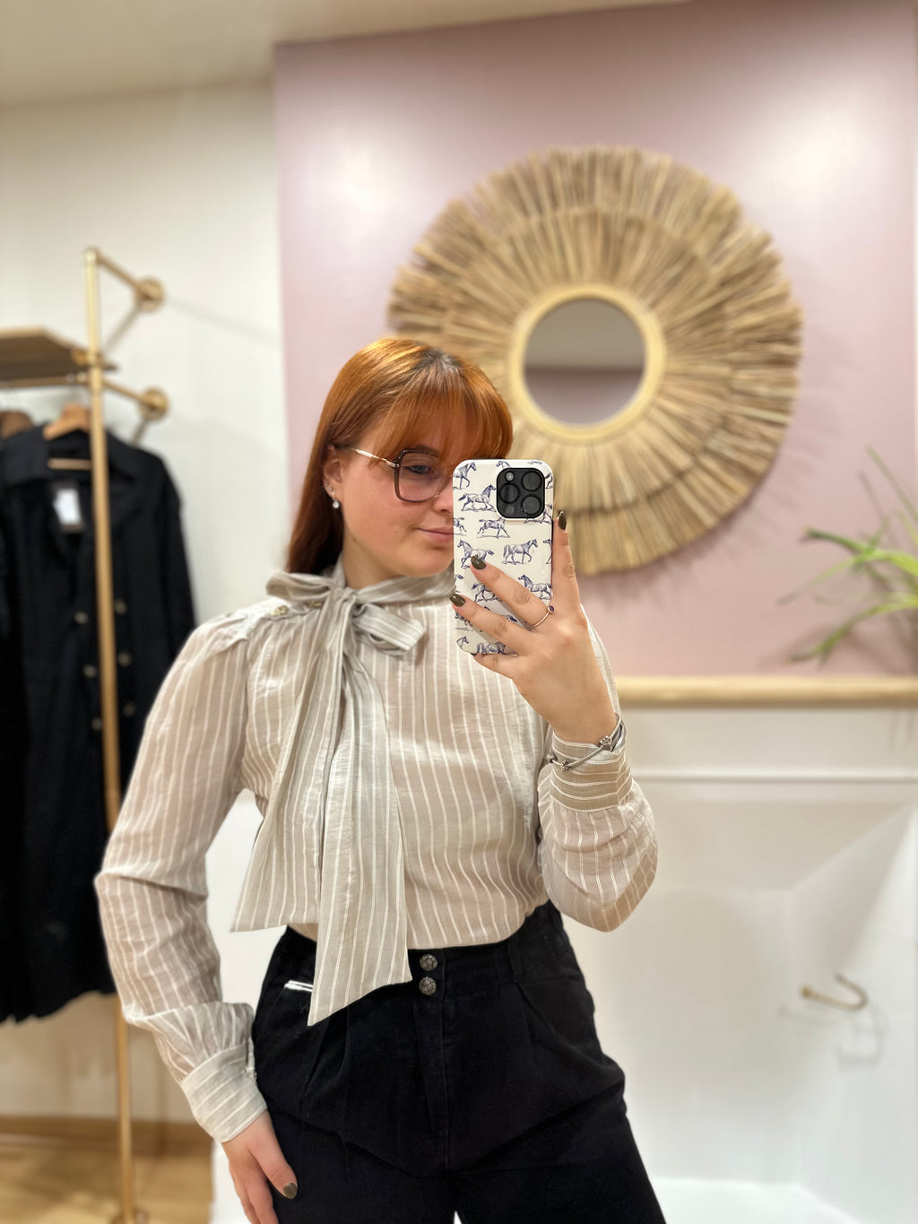 Blouse femme taupe à fines rayures blanches col noeud – Amy & Clo – Miss Caprice
