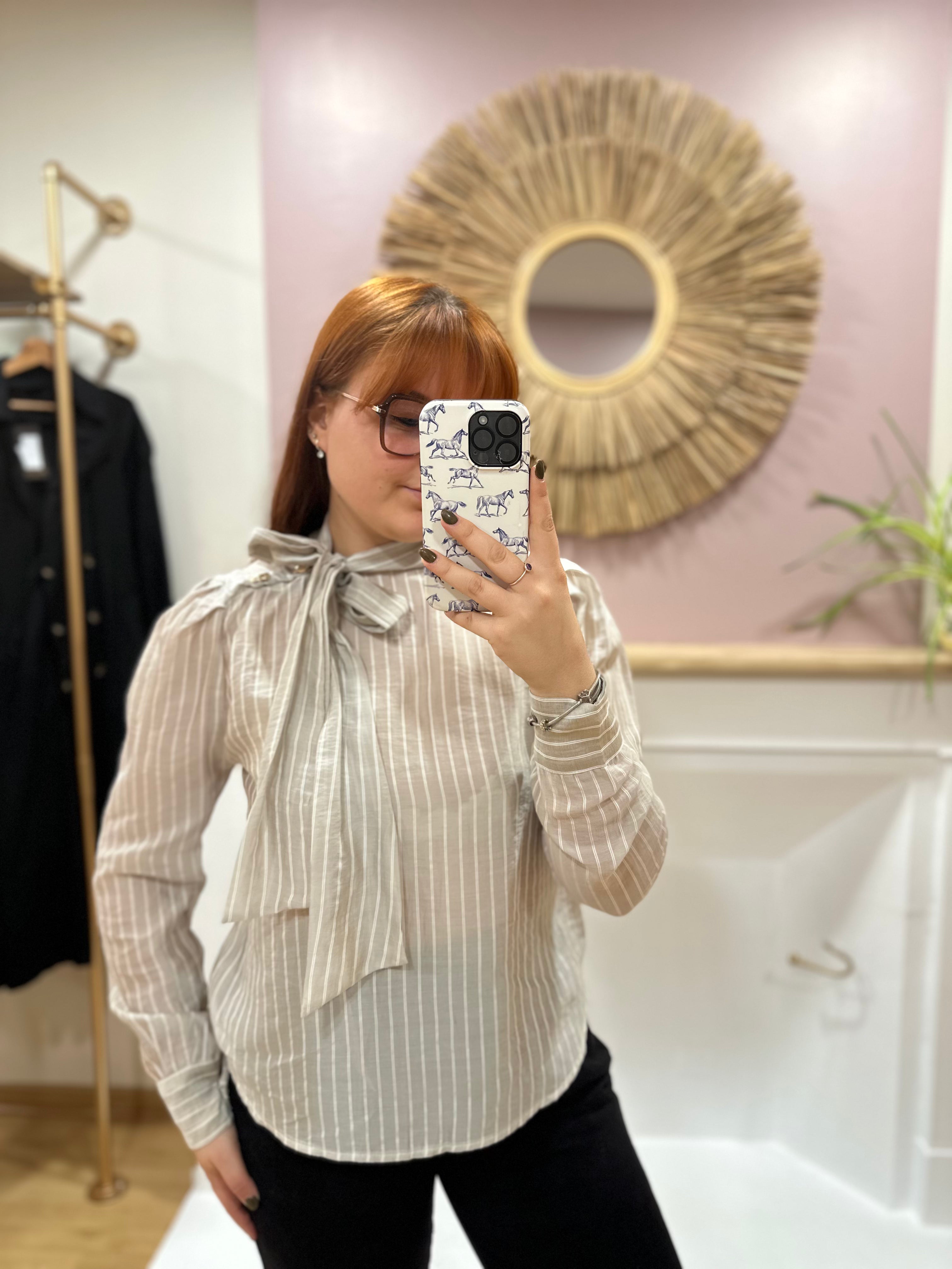 Blouse femme taupe à fines rayures blanches col noeud – Amy & Clo – Miss Caprice