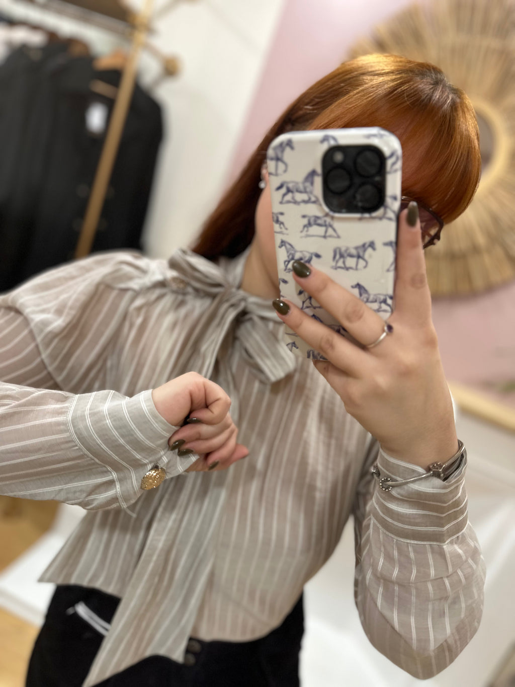Blouse femme taupe à fines rayures blanches col noeud – Amy & Clo – Miss Caprice