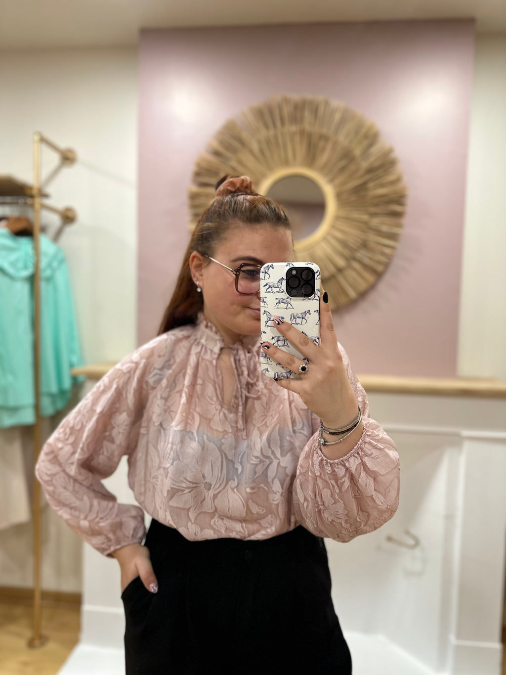 Blouse vieux rose fleurie femme – Col volant – Amy & Clo – Miss Caprice