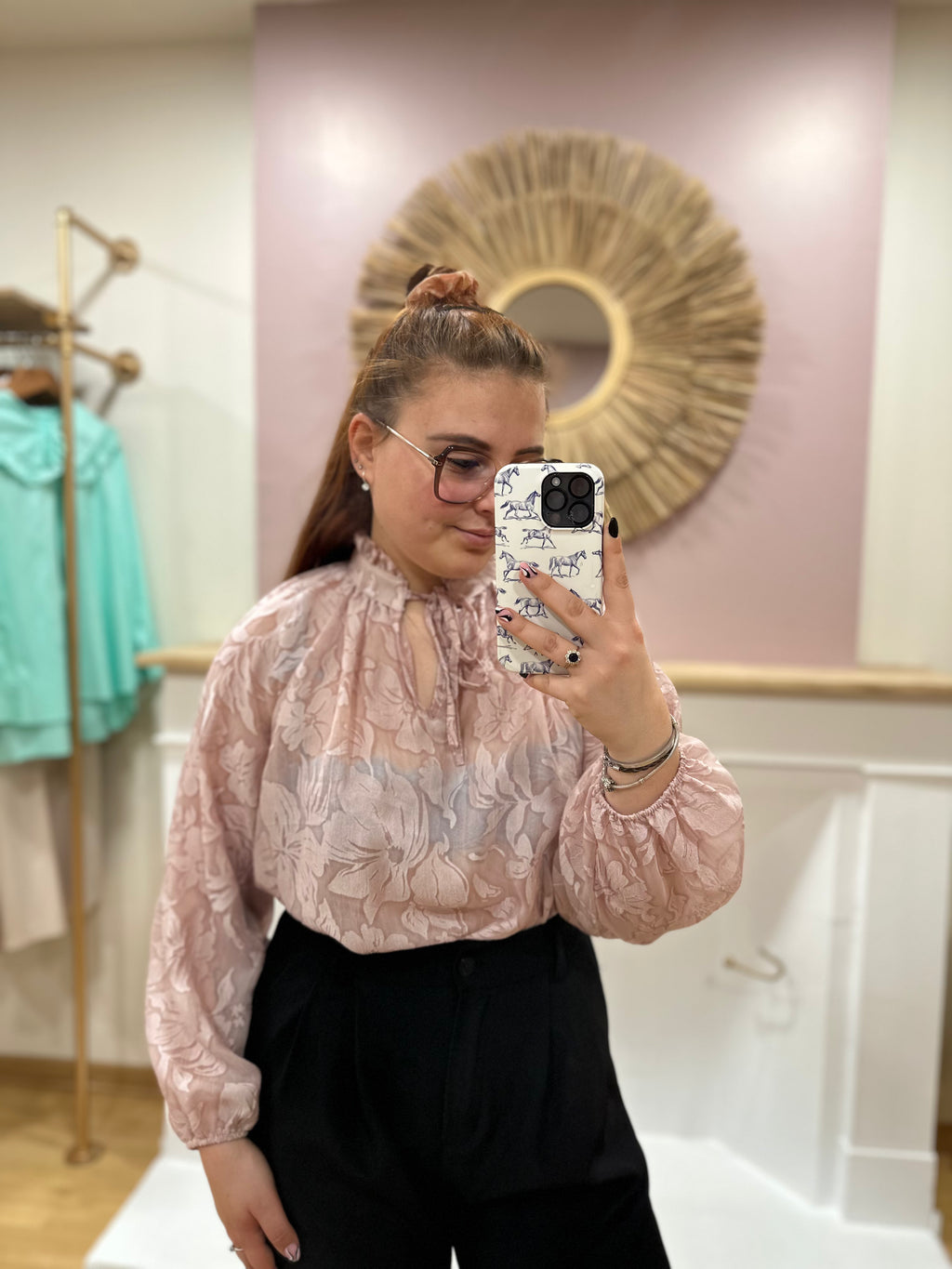 Blouse vieux rose fleurie femme – Col volant – Amy & Clo – Miss Caprice