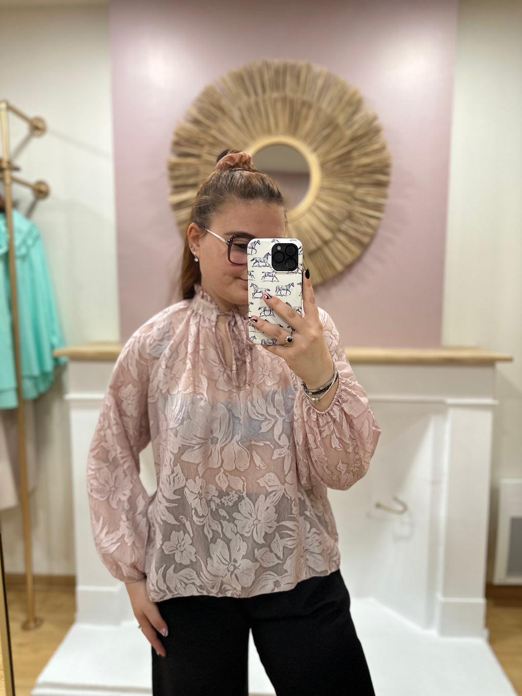 Blouse vieux rose fleurie femme – Col volant – Amy & Clo – Miss Caprice