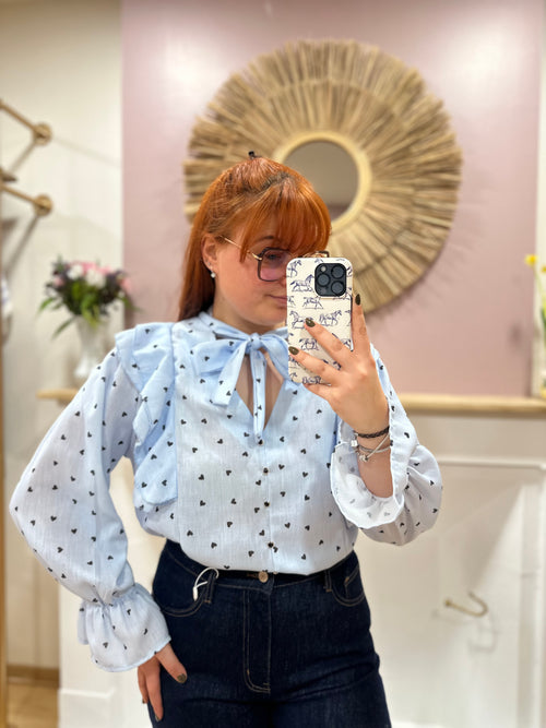 Blouse bleu ciel à petits cœurs noirs femme – Estée – Miss Caprice