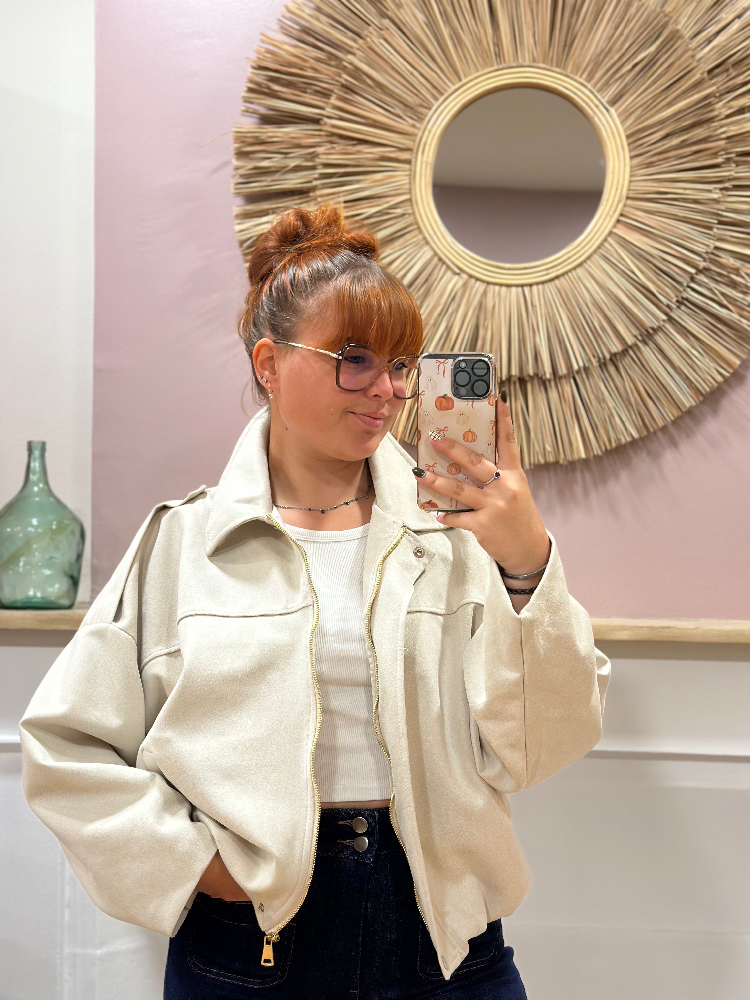 Bomber femme beige en suédine effet peau de pêche manches chauve-souris – Saison du Vent – Miss Caprice