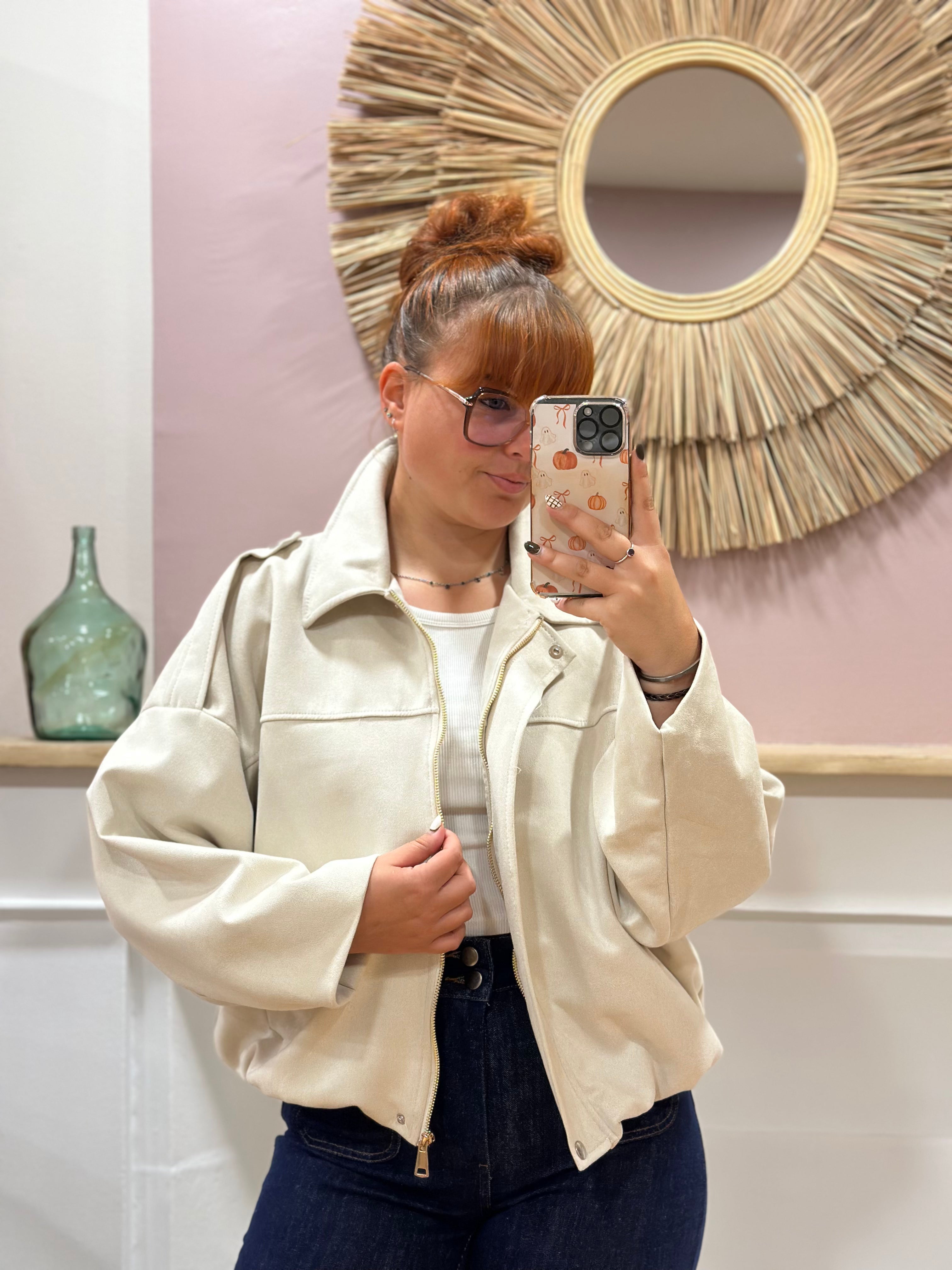 Bomber femme beige en suédine effet peau de pêche manches chauve-souris – Saison du Vent – Miss Caprice