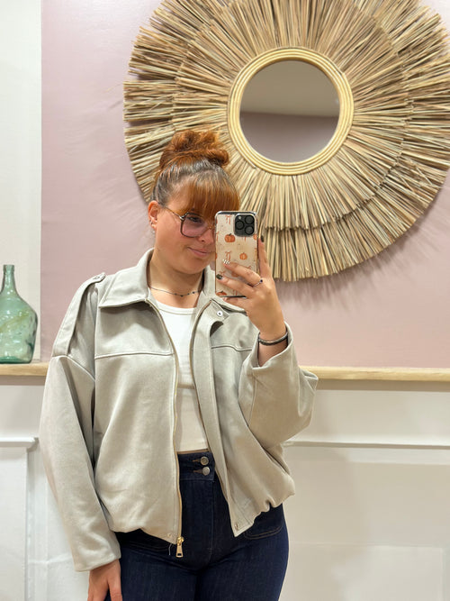 Bomber femme gris en suédine effet peau de pêche manches chauve-souris – Saison du Vent – Miss Caprice