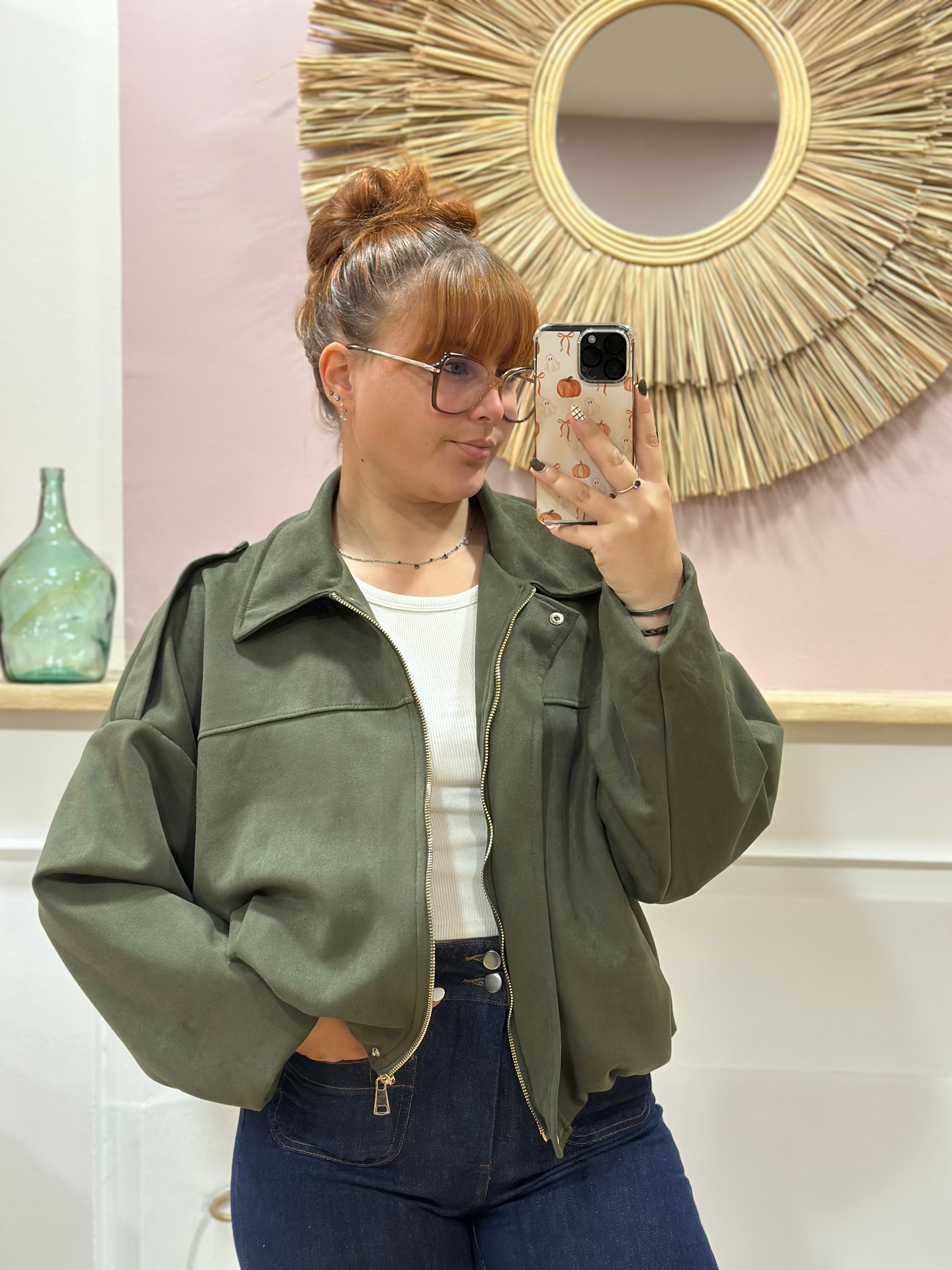 Bomber femme kaki en suédine effet peau de pêche manches chauve-souris – Saison du Vent – Miss Caprice