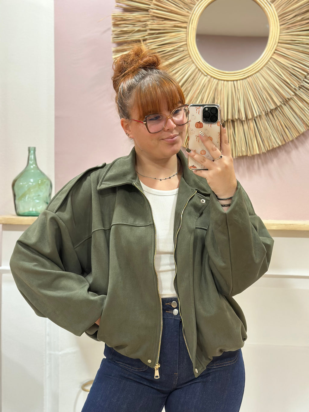 Bomber femme kaki en suédine effet peau de pêche manches chauve-souris – Saison du Vent – Miss Caprice