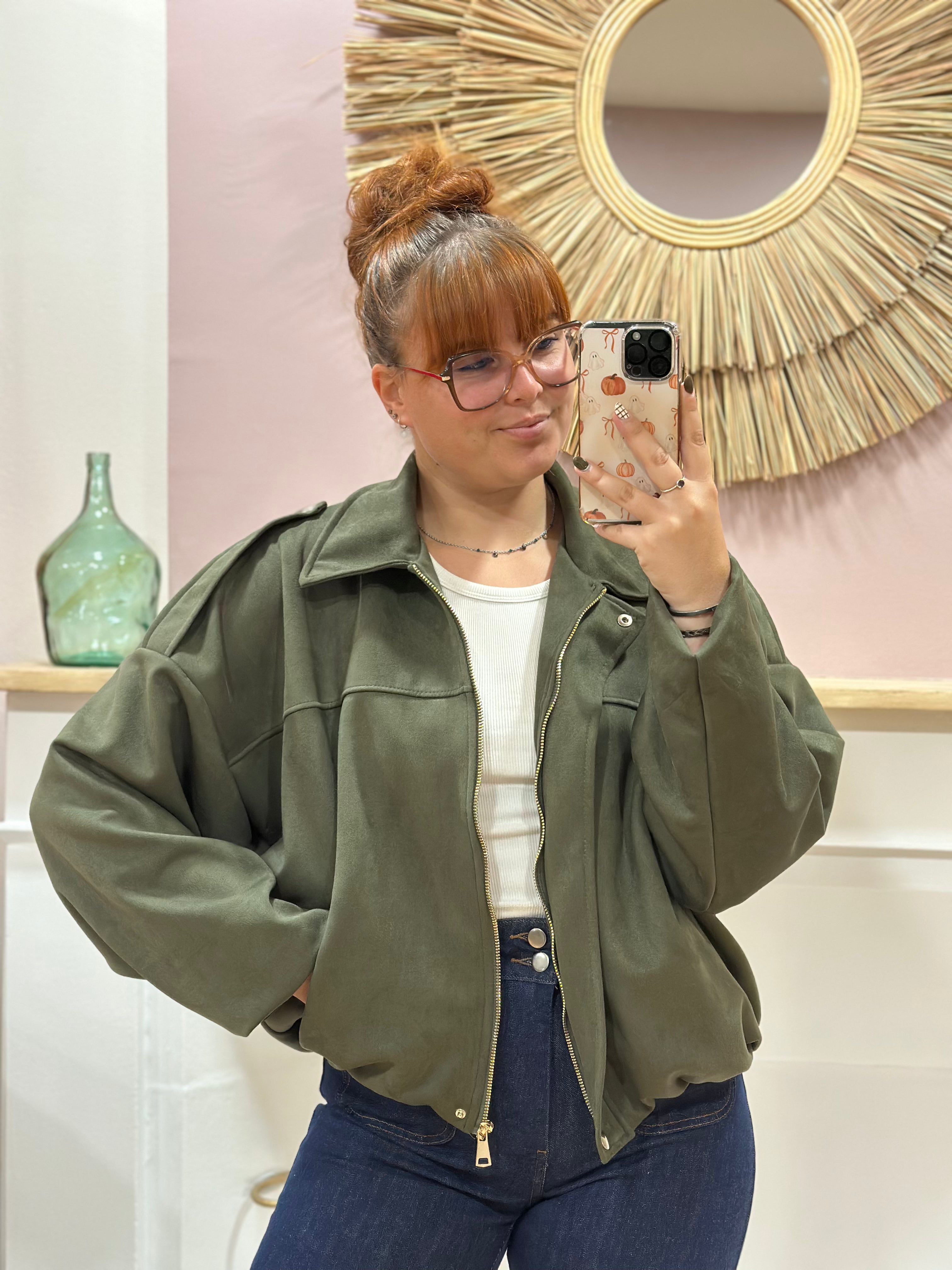 Bomber femme kaki en suédine effet peau de pêche manches chauve-souris – Saison du Vent – Miss Caprice
