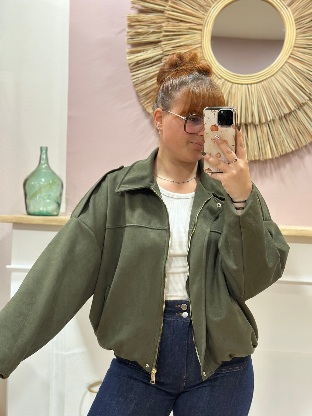 Bomber femme kaki en suédine effet peau de pêche manches chauve-souris – Saison du Vent – Miss Caprice