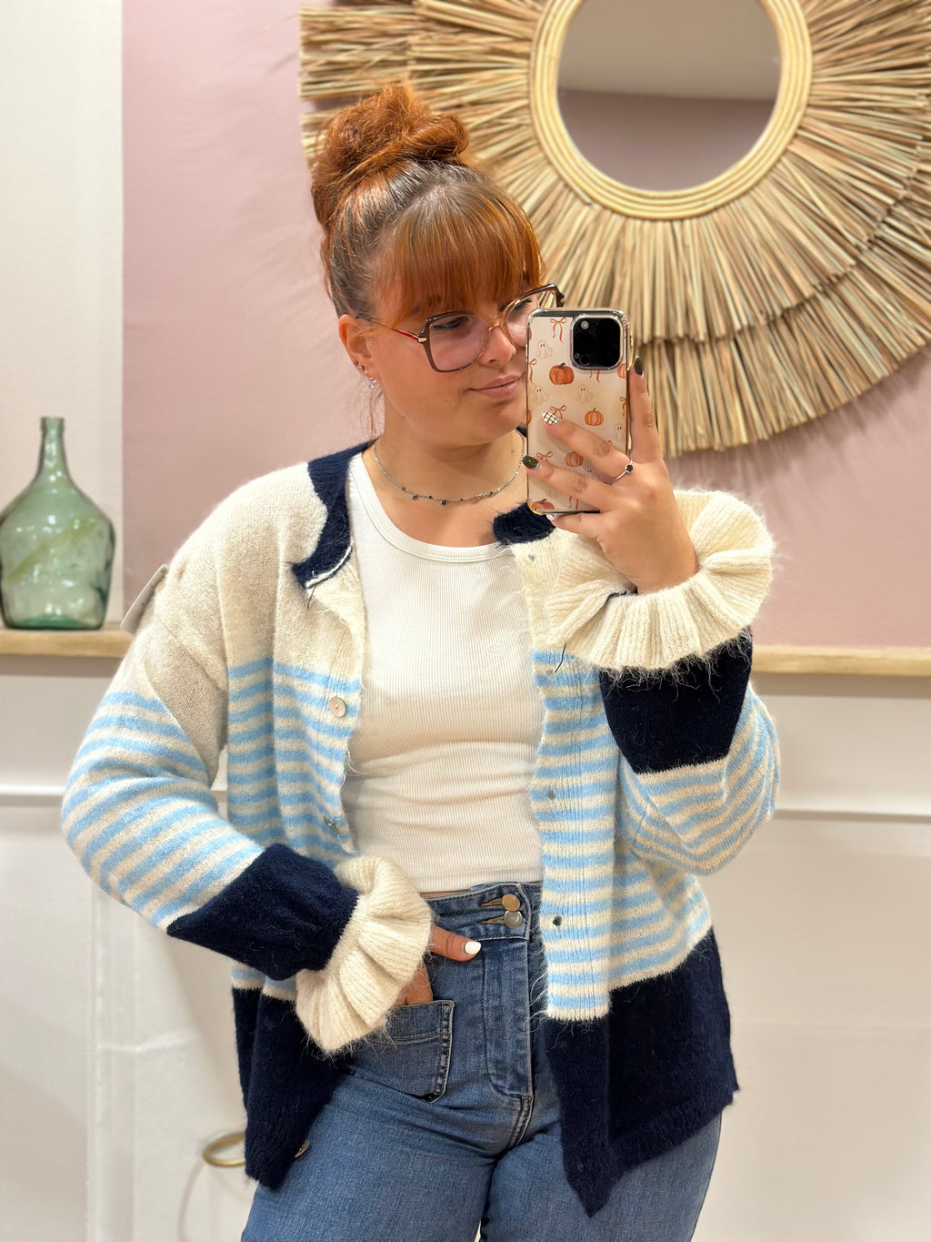 Cardigan femme rayé bleu ciel et écru avec finitions bleu marine et col rond – Schilo Jolie Made in Italy – Miss Caprice