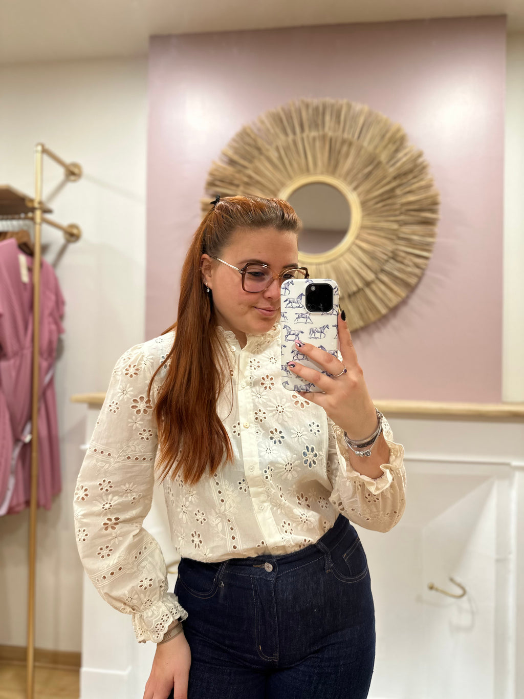 Chemise beige femme – Broderie anglaise – Petit col chemise – Coupe droite – In April 1986 – Miss Caprice