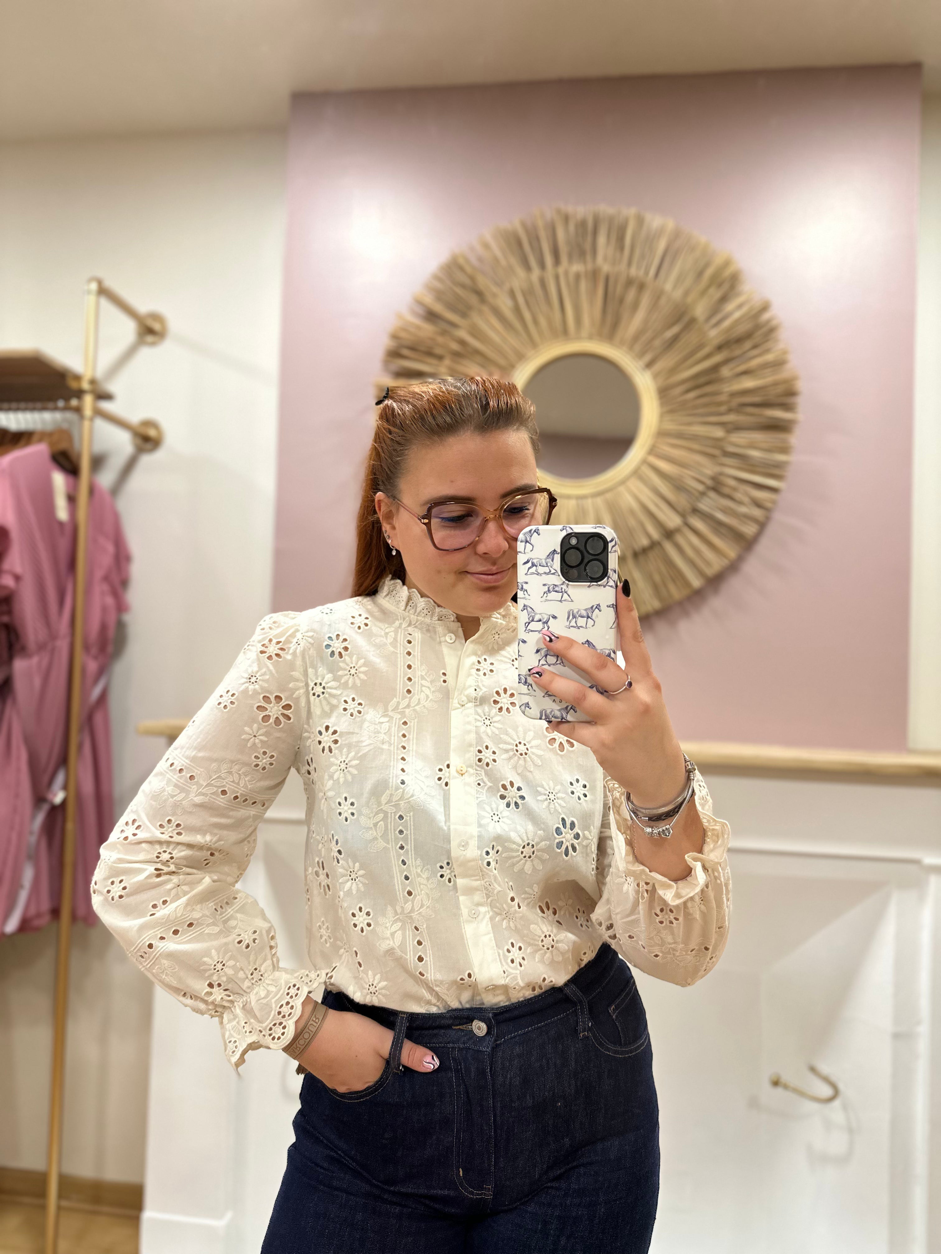 Chemise beige femme – Broderie anglaise – Petit col chemise – Coupe droite – In April 1986 – Miss Caprice
