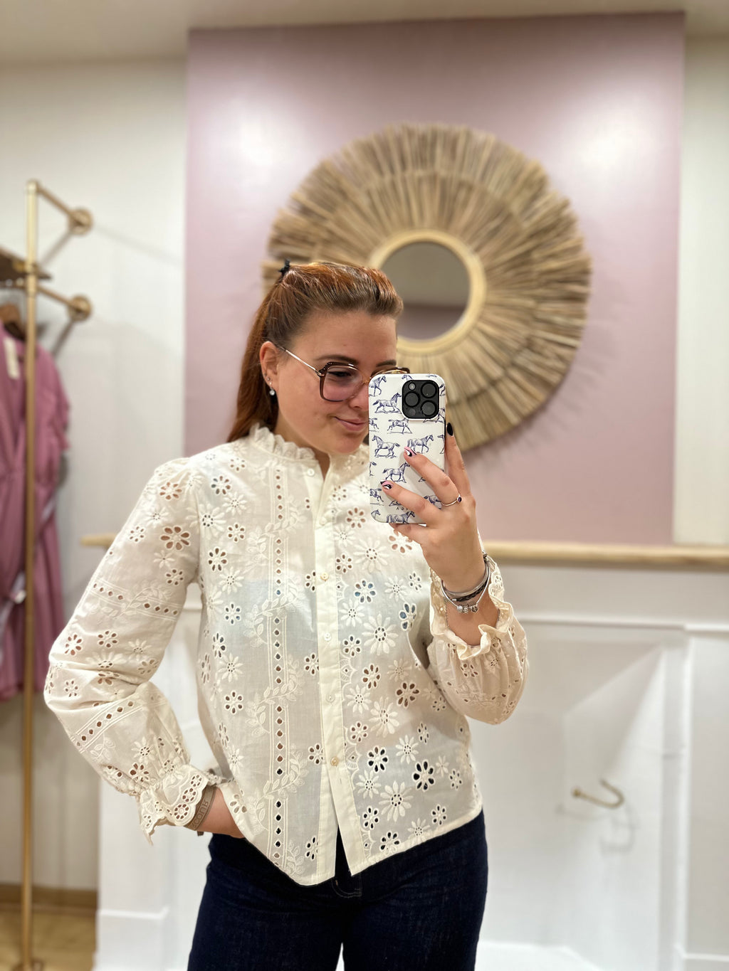 Chemise beige femme – Broderie anglaise – Petit col chemise – Coupe droite – In April 1986 – Miss Caprice