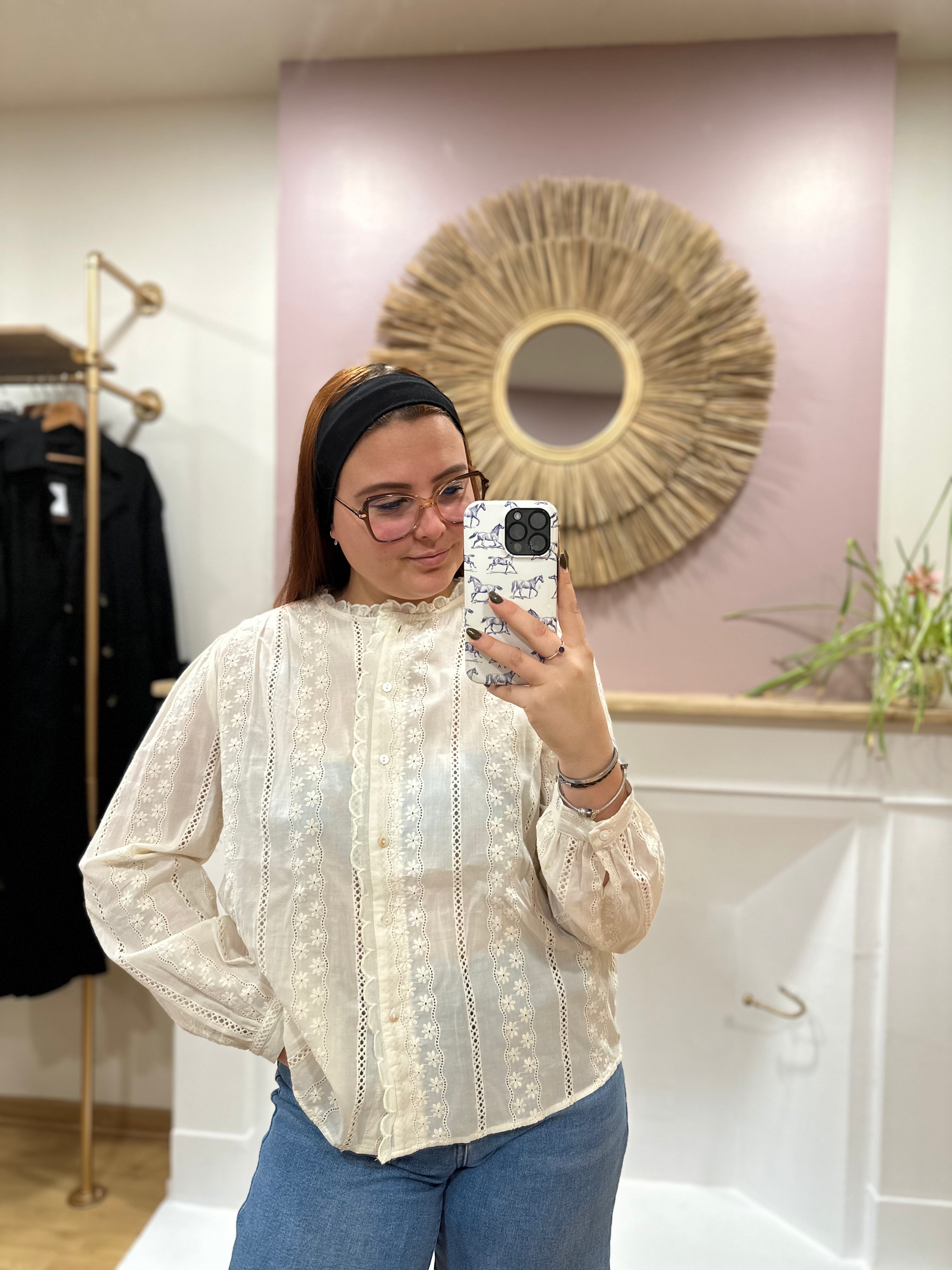 Chemise beige grande taille femme – Broderie anglaise – Col rond – Froufrous – In April 1986 – Miss Caprice