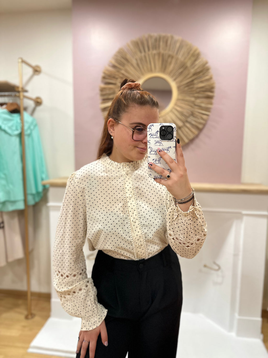 Chemise beige à pois noirs grande taille femme – Col volant – In April 1986 – Miss Caprice