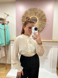 Chemise beige à pois noirs grande taille femme – Col volant – In April 1986 – Miss Caprice