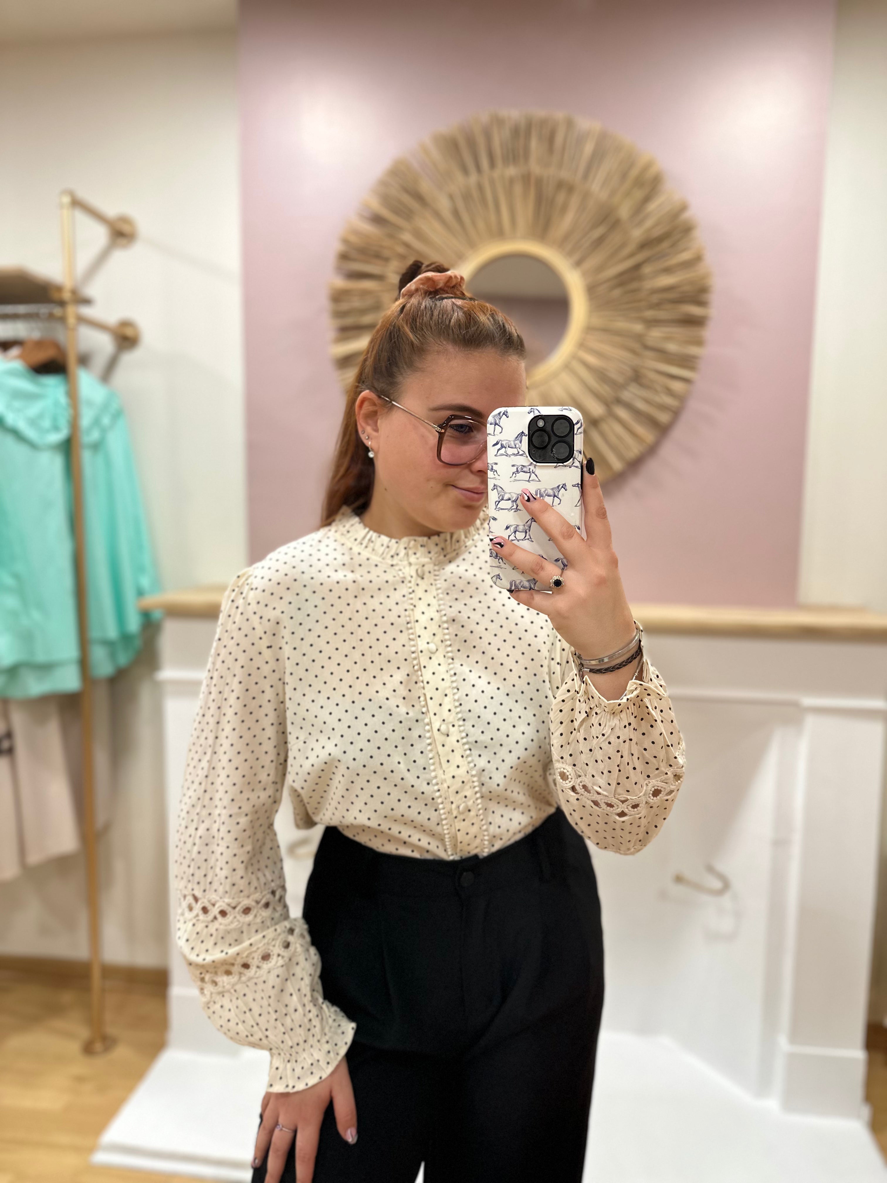 Chemise beige à pois noirs grande taille femme – Col volant – In April 1986 – Miss Caprice