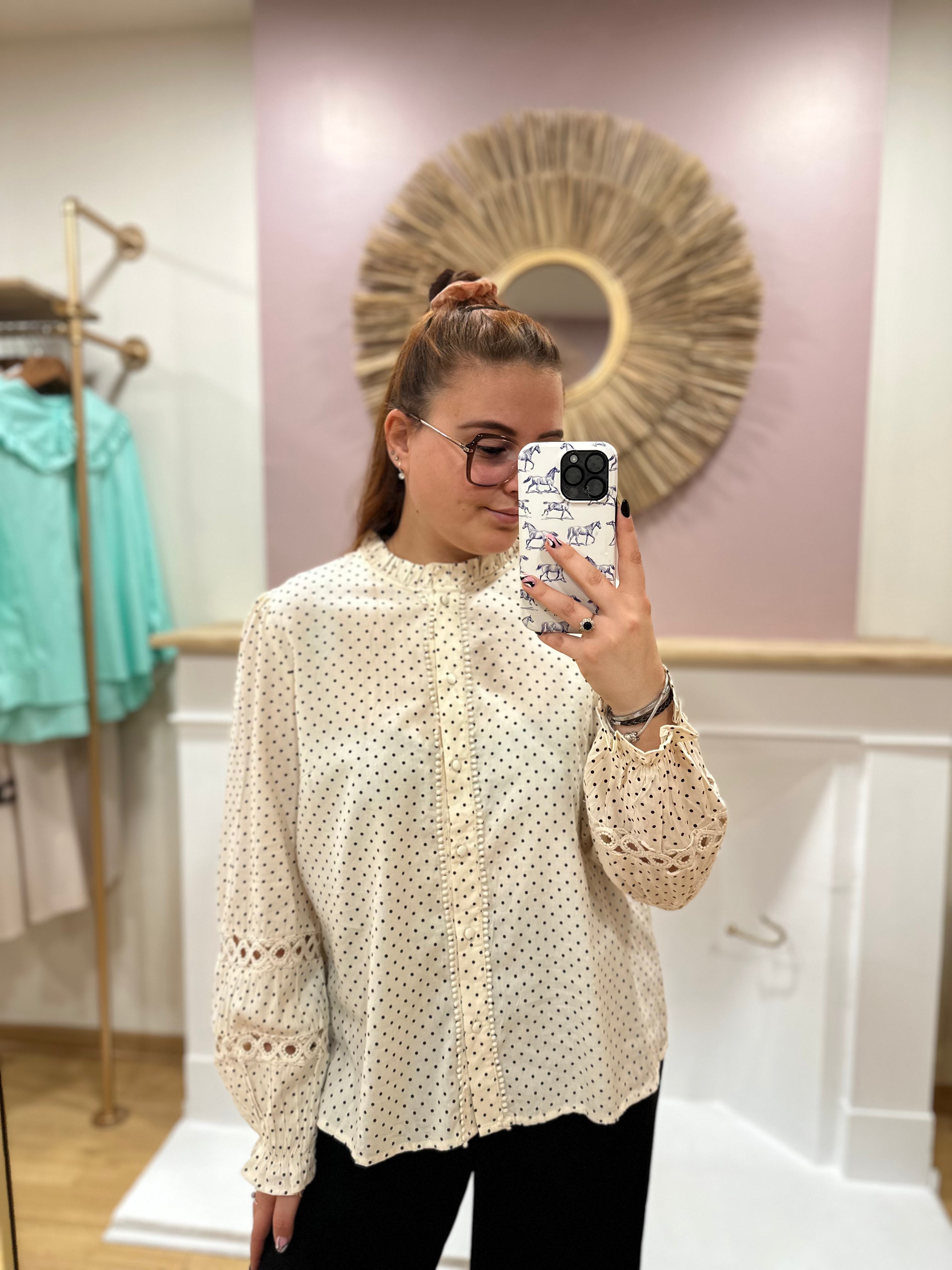 Chemise beige à pois noirs grande taille femme – Col volant – In April 1986 – Miss Caprice