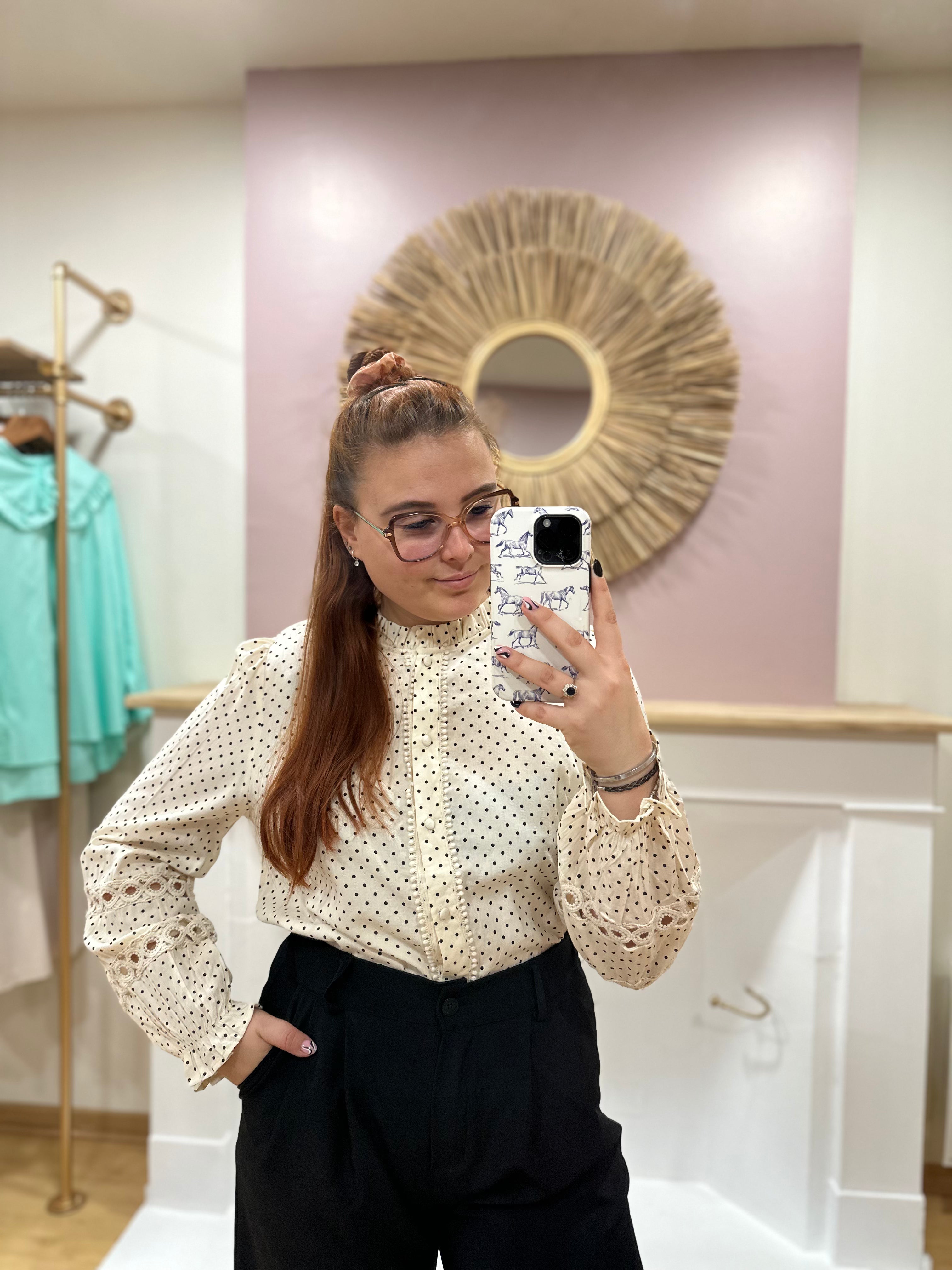 Chemise beige à pois noirs grande taille femme – Col volant – In April 1986 – Miss Caprice