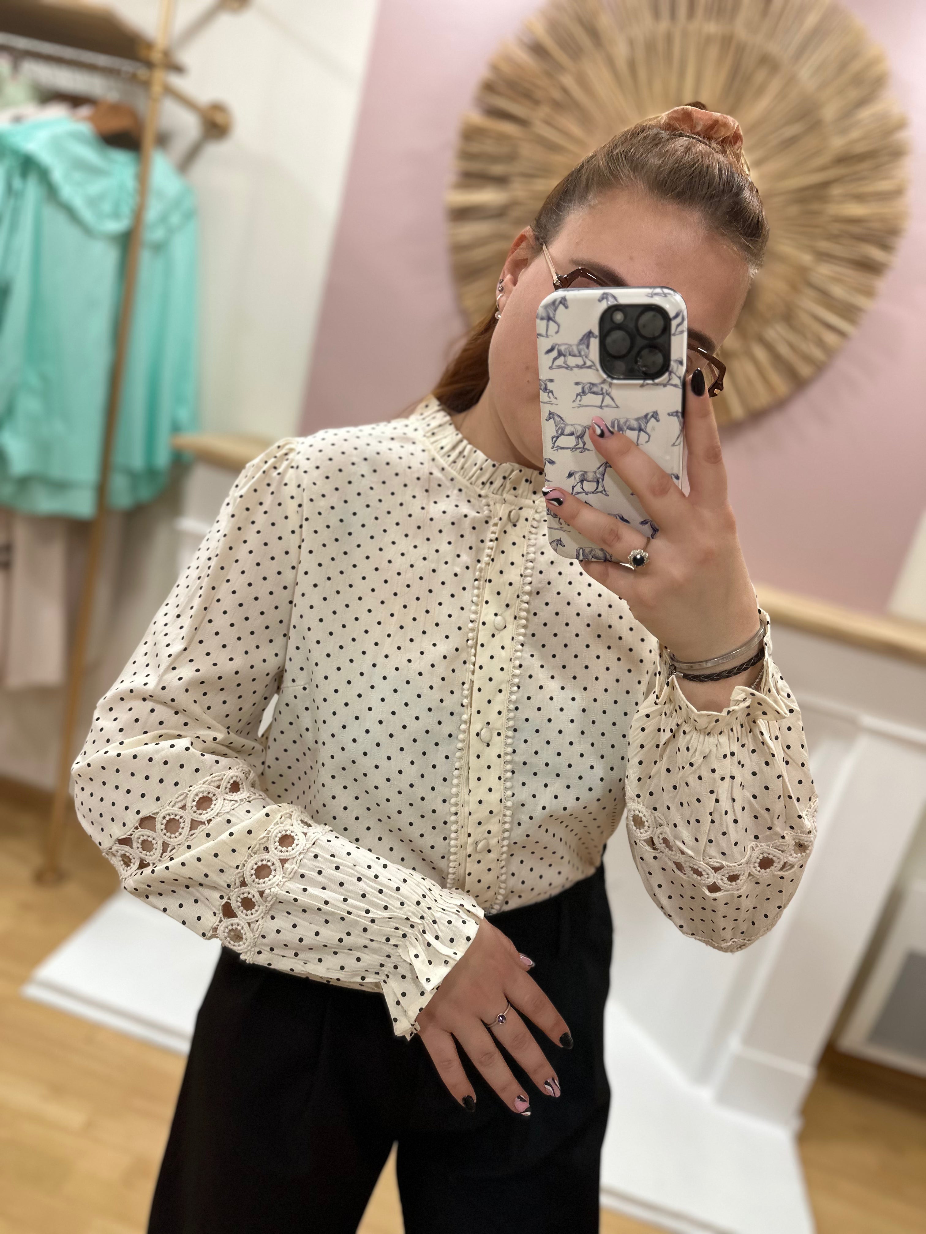 Chemise beige à pois noirs grande taille femme – Col volant – In April 1986 – Miss Caprice