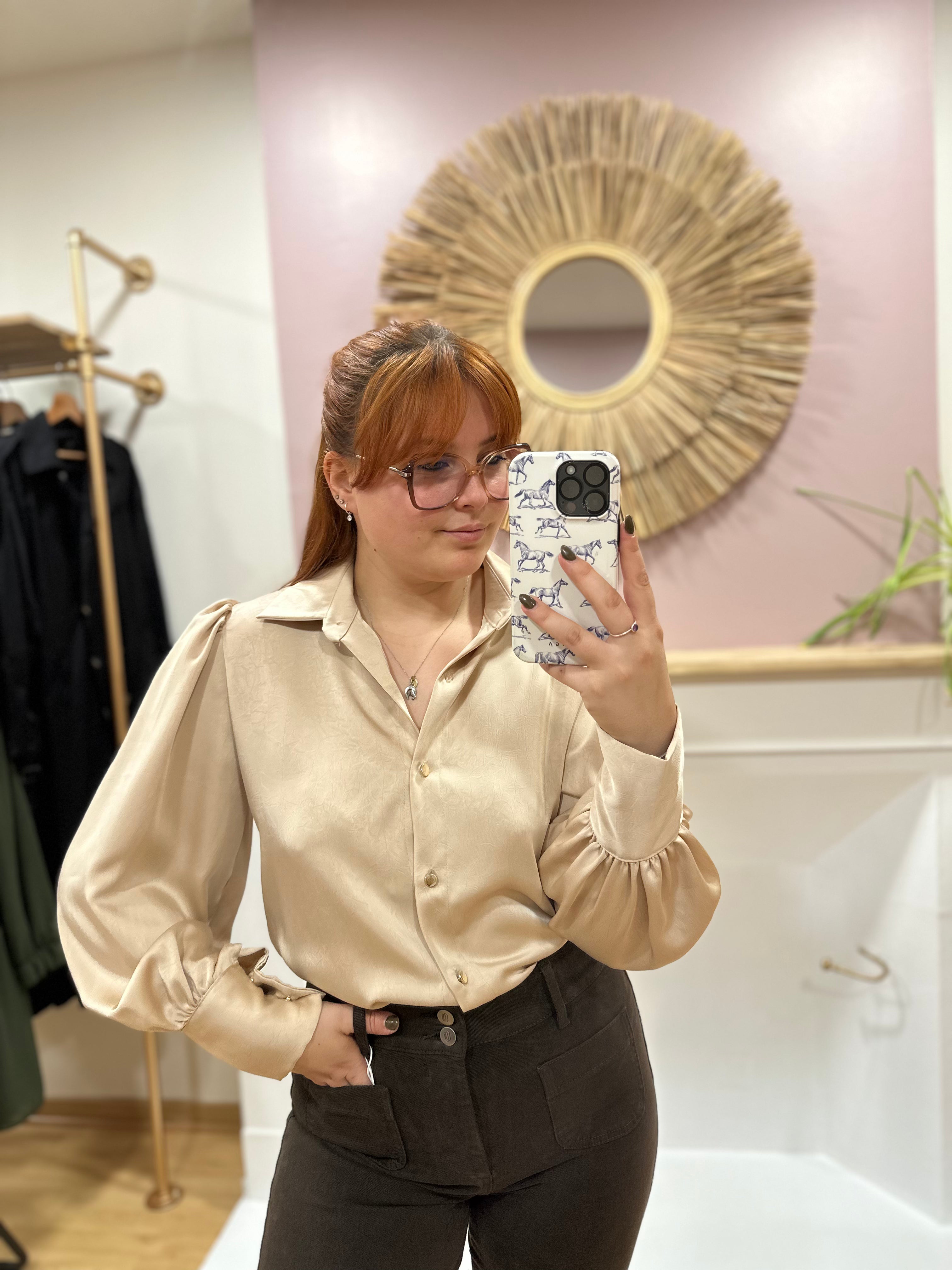 Chemise satinée beige coupe droite femme