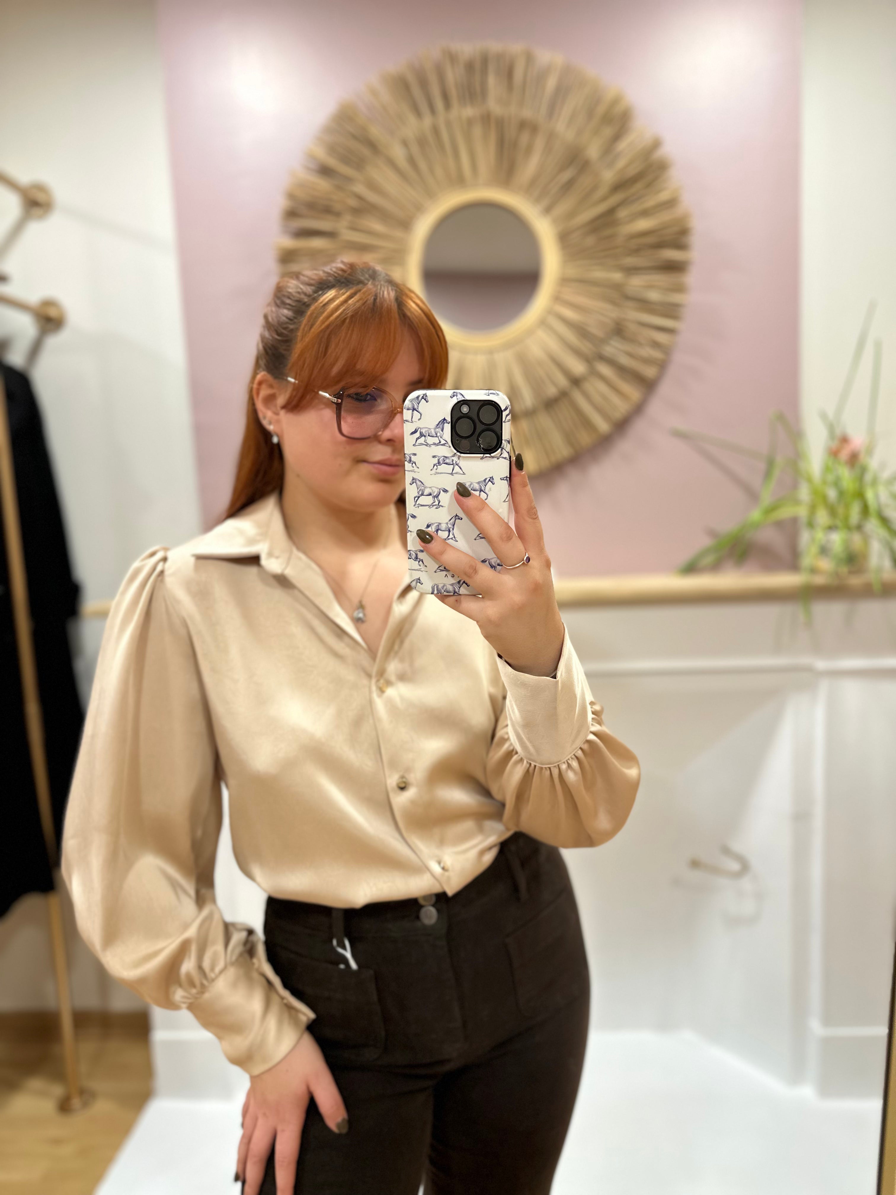 Chemise satinée beige coupe droite femme