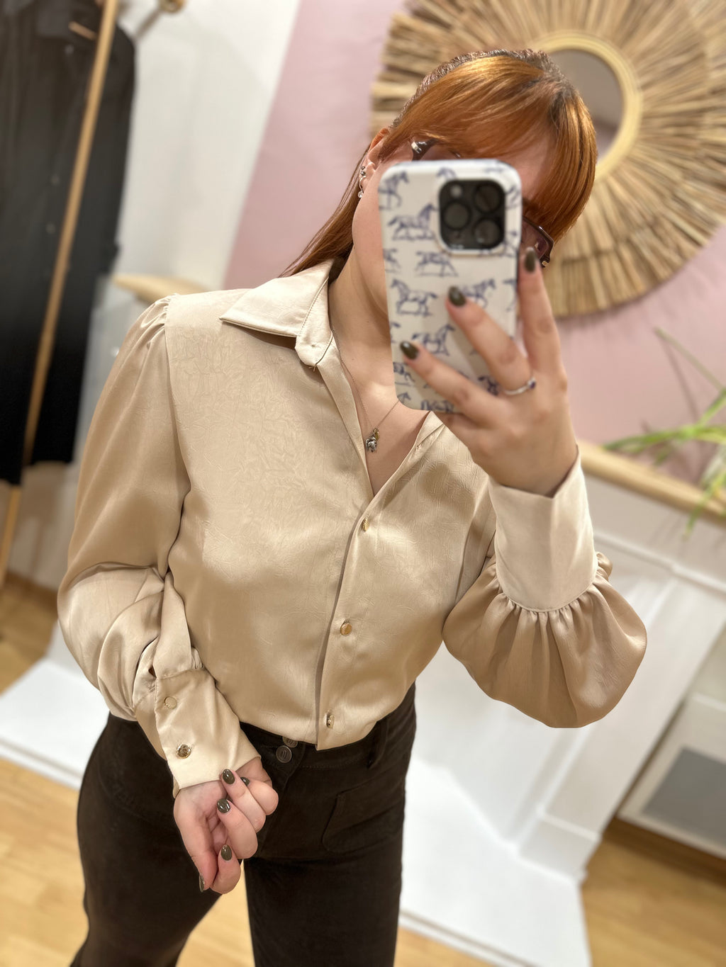 Chemise satinée beige coupe droite femme